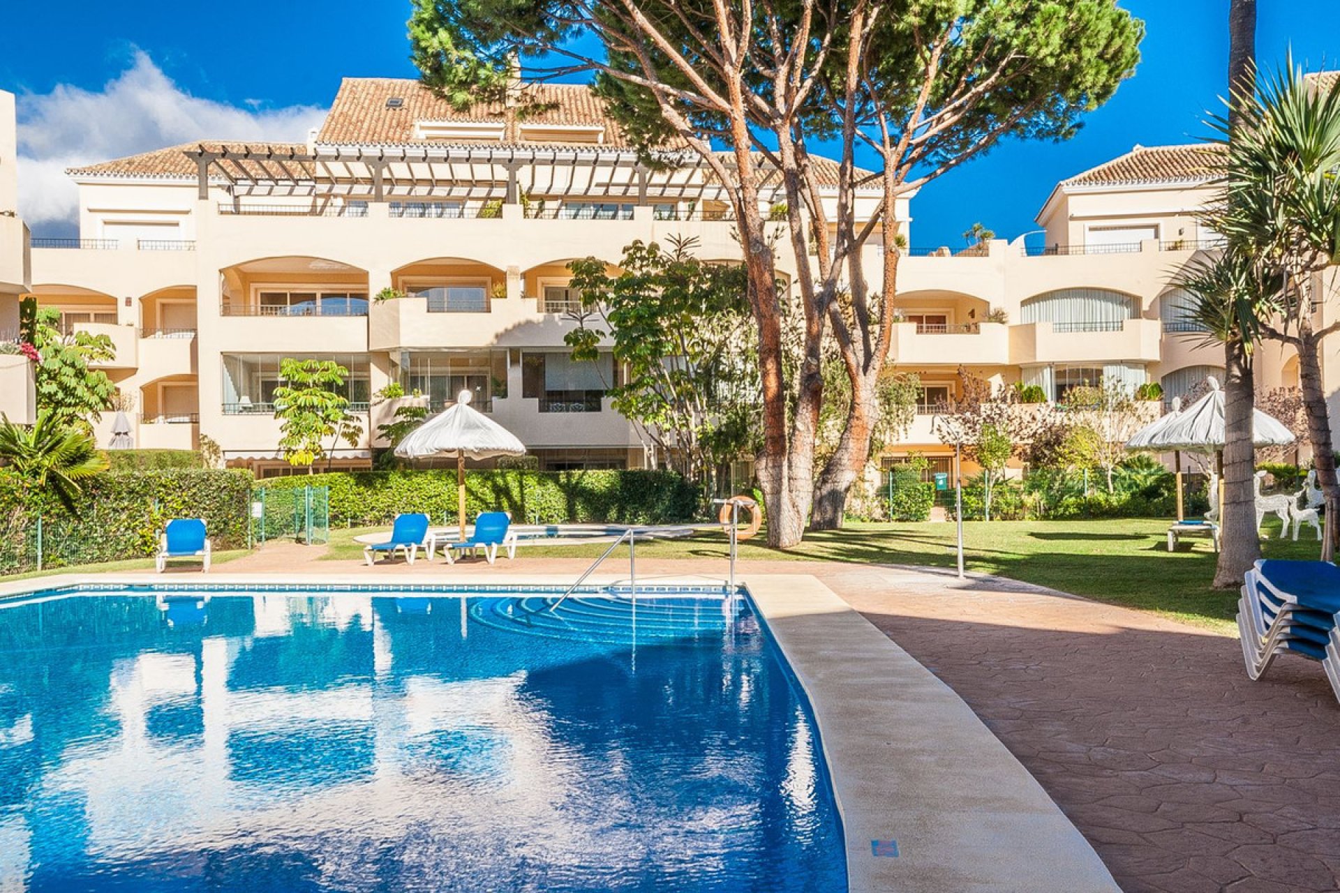 Resale - Apartment - Middle Floor Apartment - Marbella - Elviria