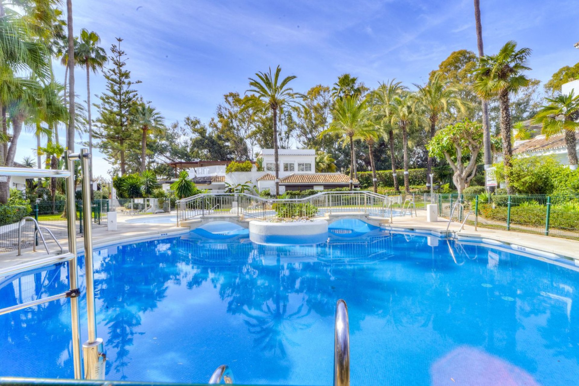 Resale - Apartment - Middle Floor Apartment - Marbella - Elviria