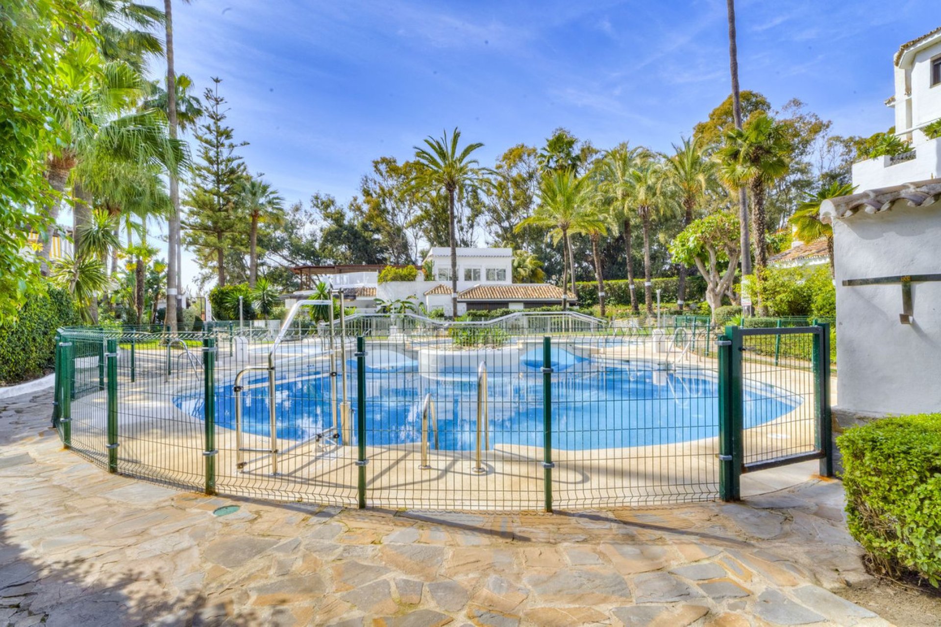 Resale - Apartment - Middle Floor Apartment - Marbella - Elviria