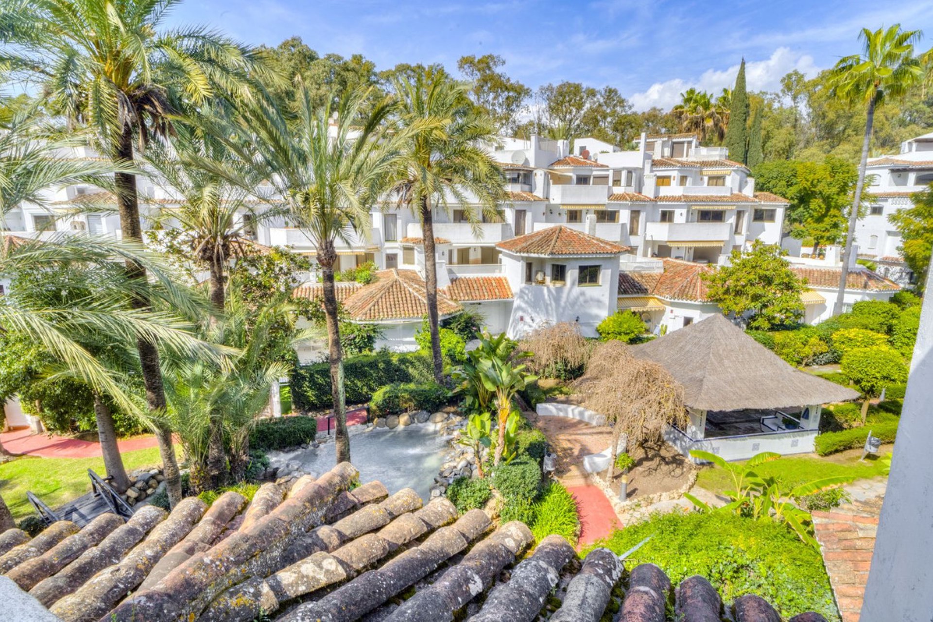 Resale - Apartment - Middle Floor Apartment - Marbella - Elviria