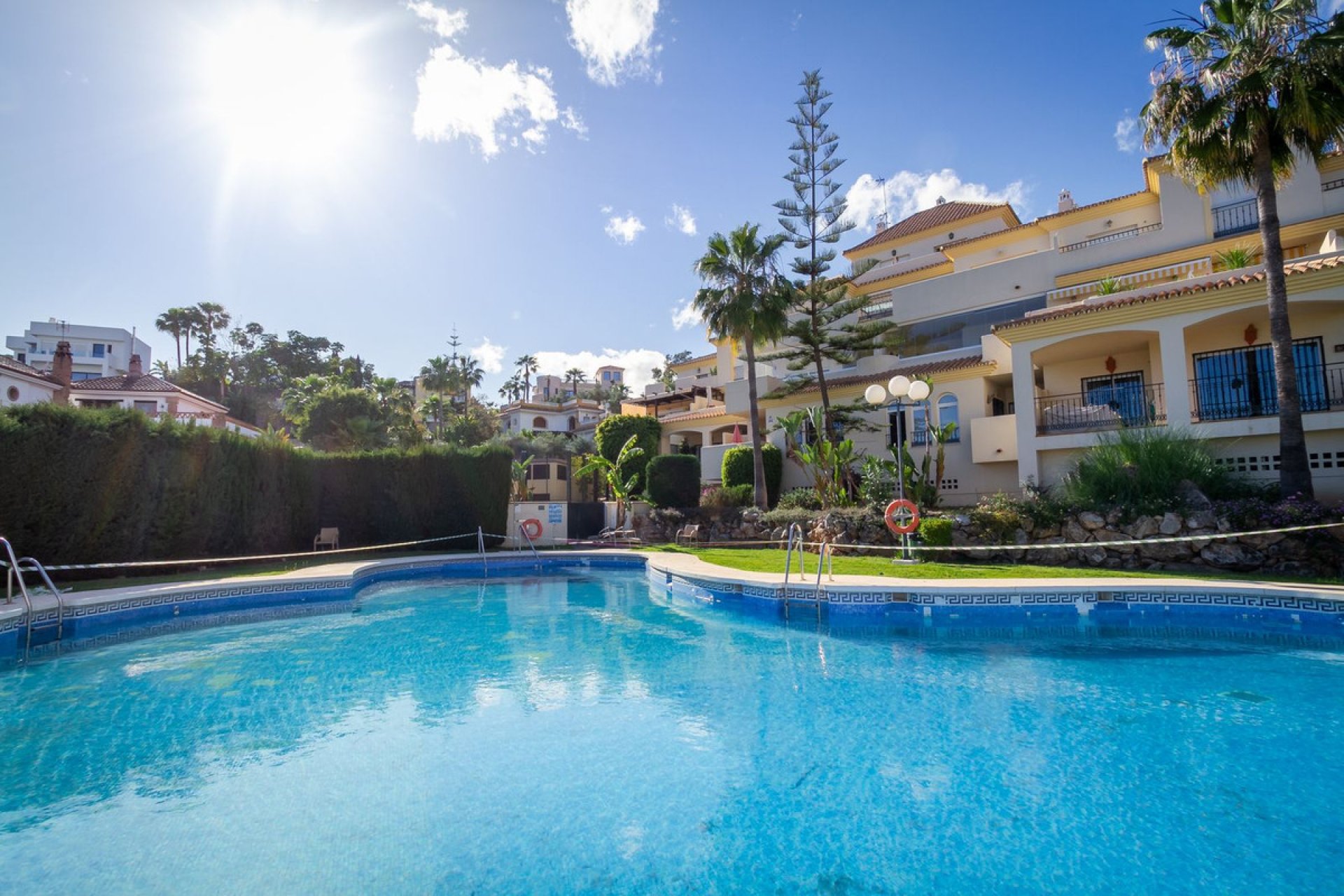 Resale - Apartment - Middle Floor Apartment - Marbella - Elviria