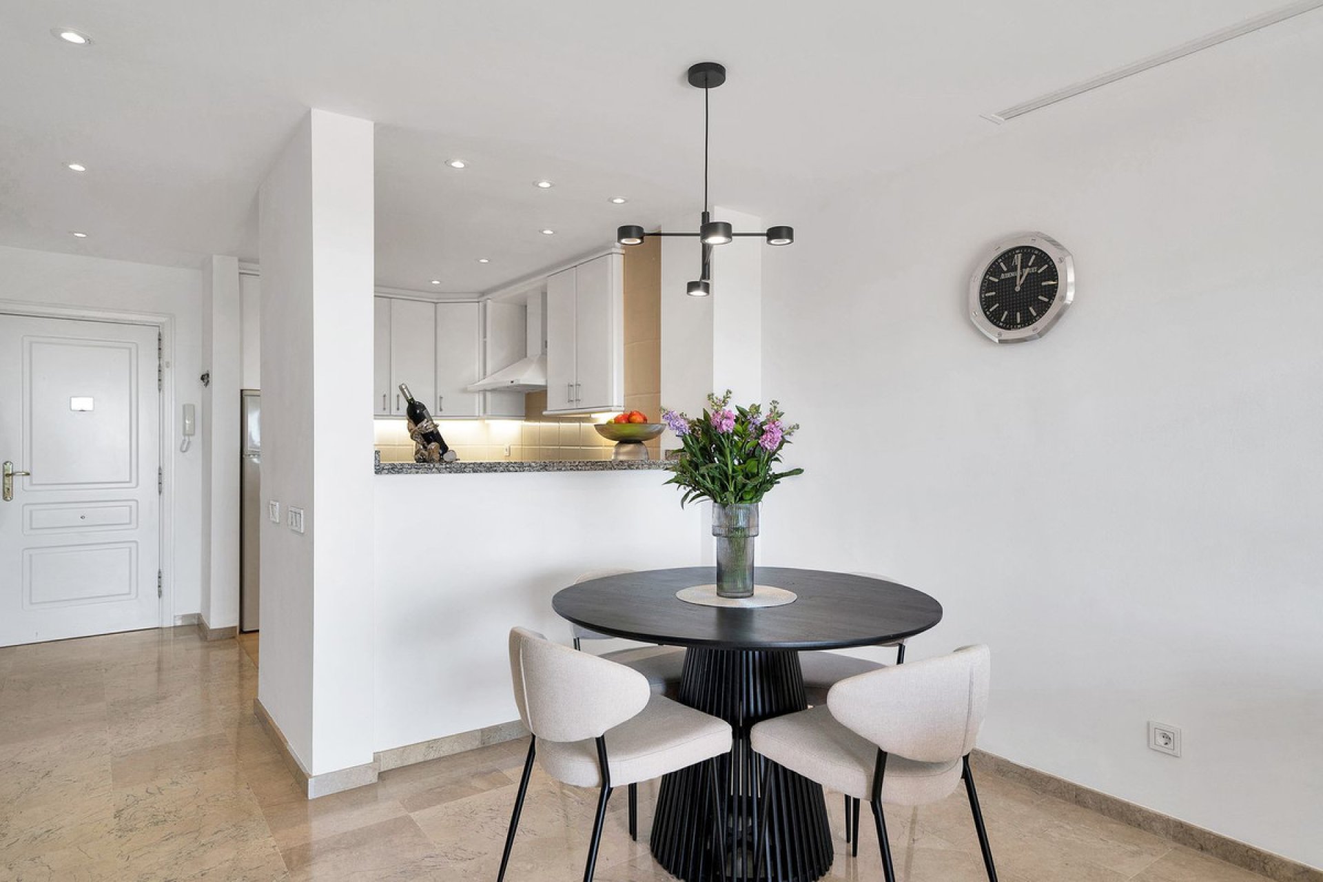 Resale - Apartment - Middle Floor Apartment - Marbella - Elviria