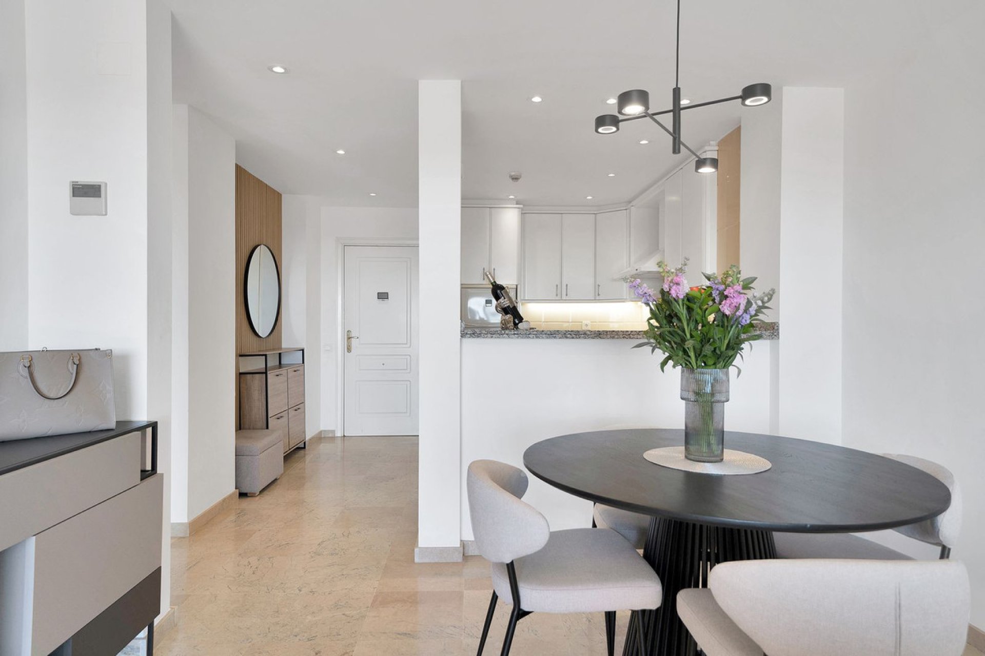 Resale - Apartment - Middle Floor Apartment - Marbella - Elviria