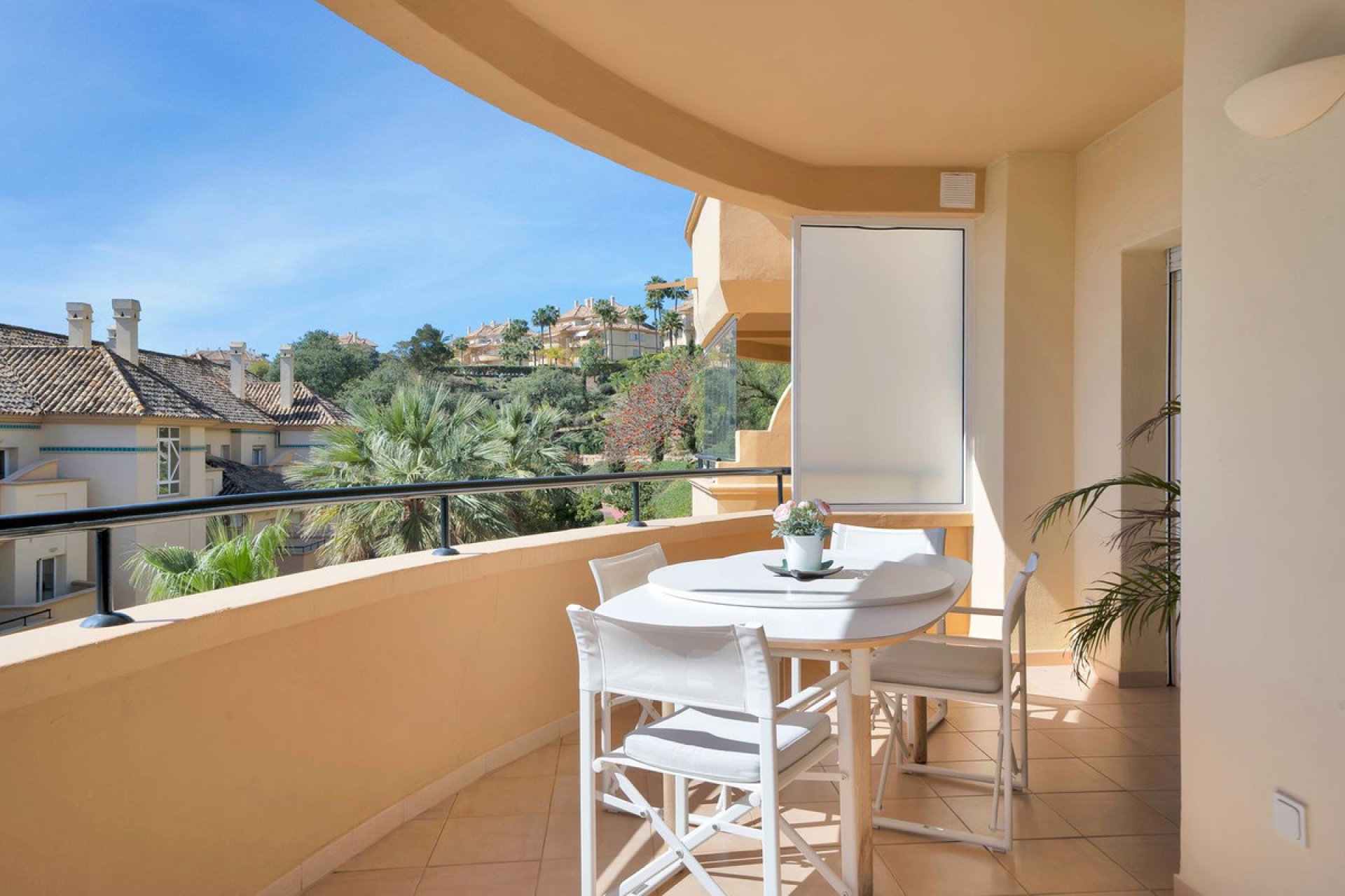 Resale - Apartment - Middle Floor Apartment - Marbella - Elviria