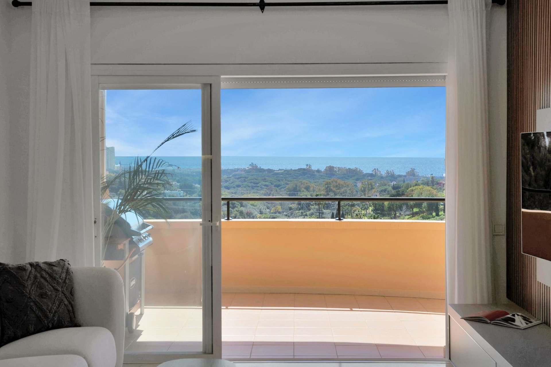 Resale - Apartment - Middle Floor Apartment - Marbella - Elviria