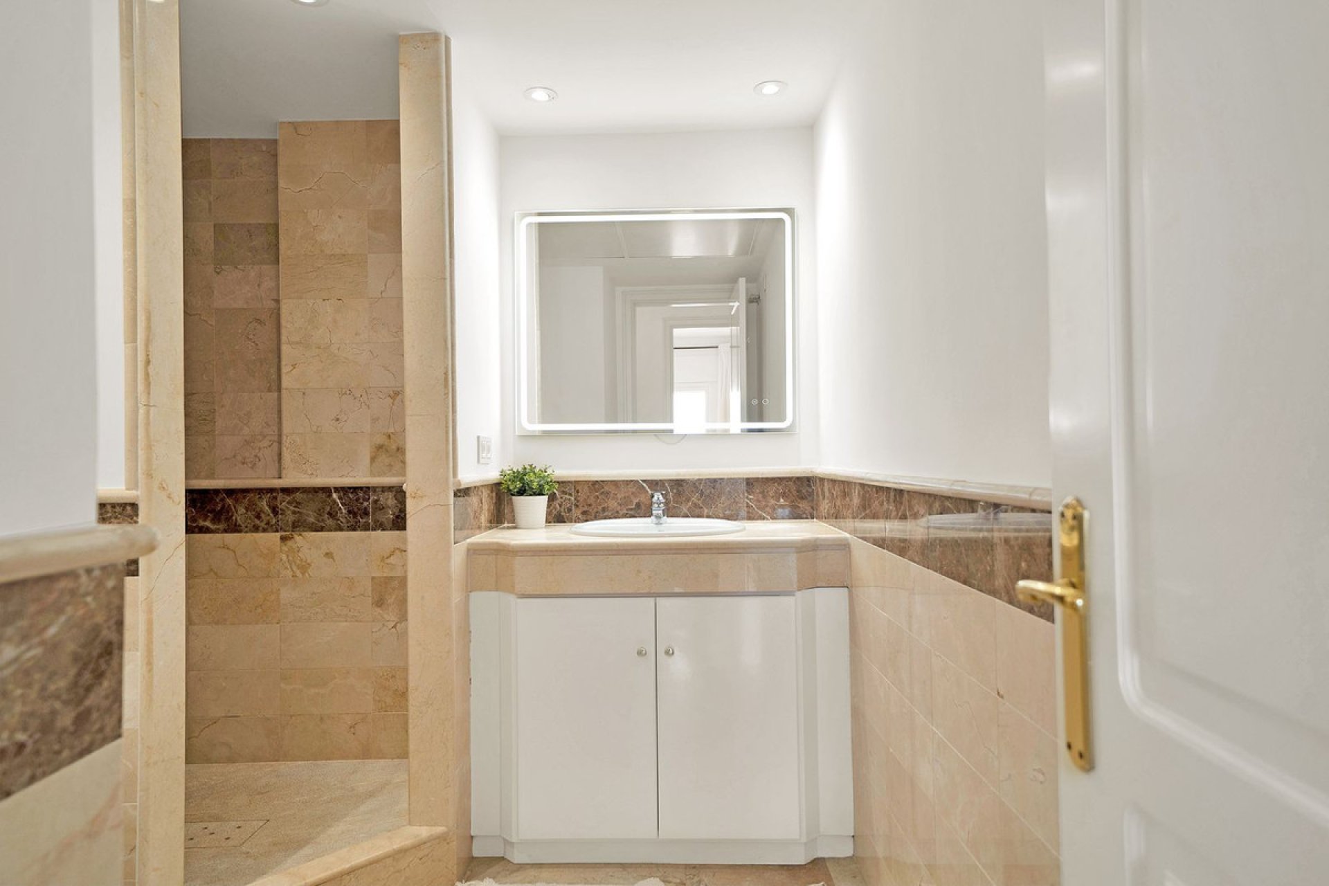 Resale - Apartment - Middle Floor Apartment - Marbella - Elviria