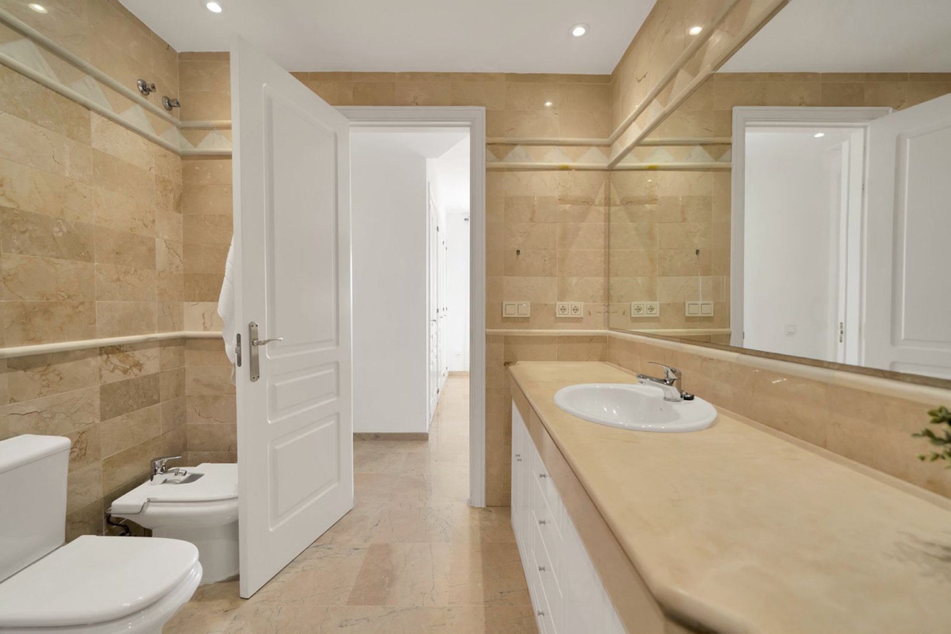 Resale - Apartment - Middle Floor Apartment - Marbella - Elviria