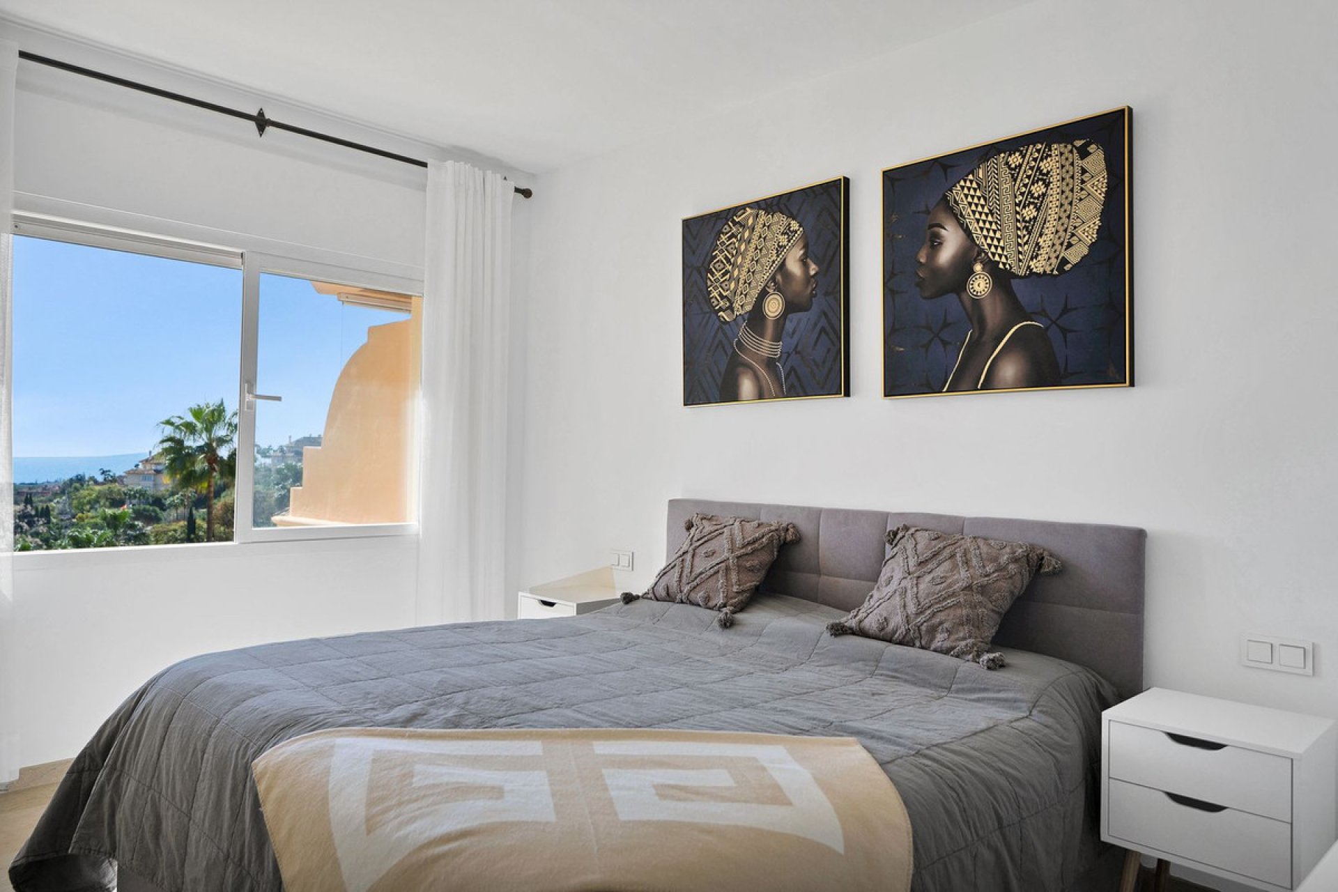 Resale - Apartment - Middle Floor Apartment - Marbella - Elviria