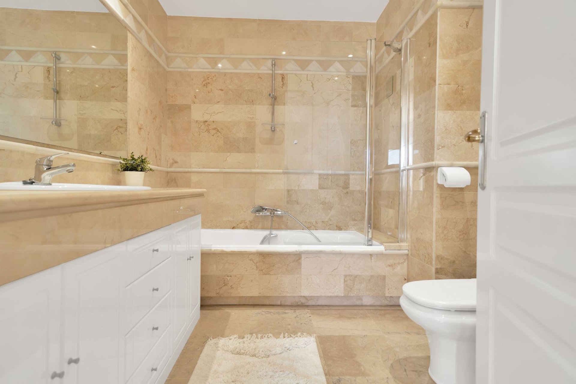 Resale - Apartment - Middle Floor Apartment - Marbella - Elviria