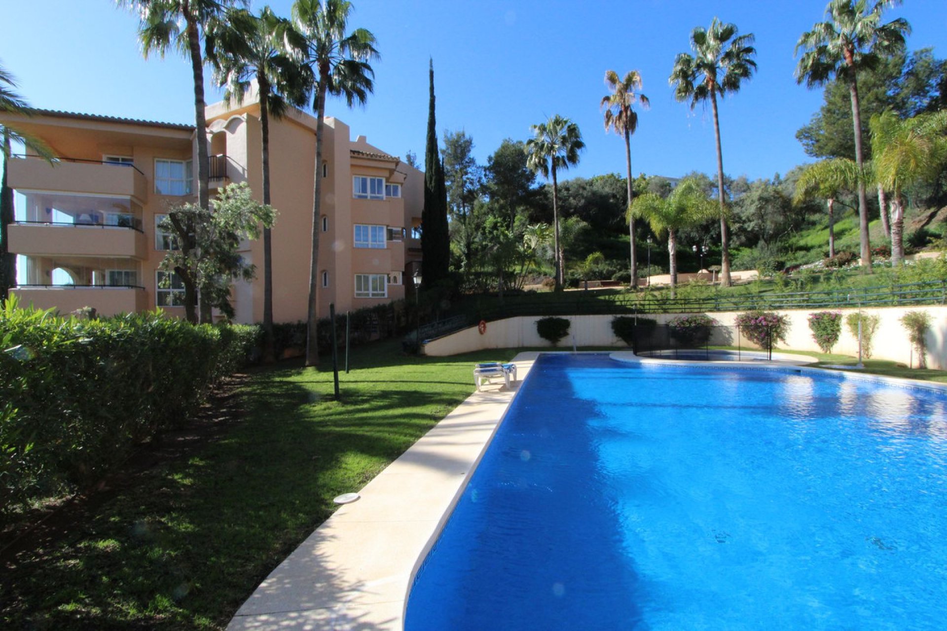 Resale - Apartment - Middle Floor Apartment - Marbella - Elviria