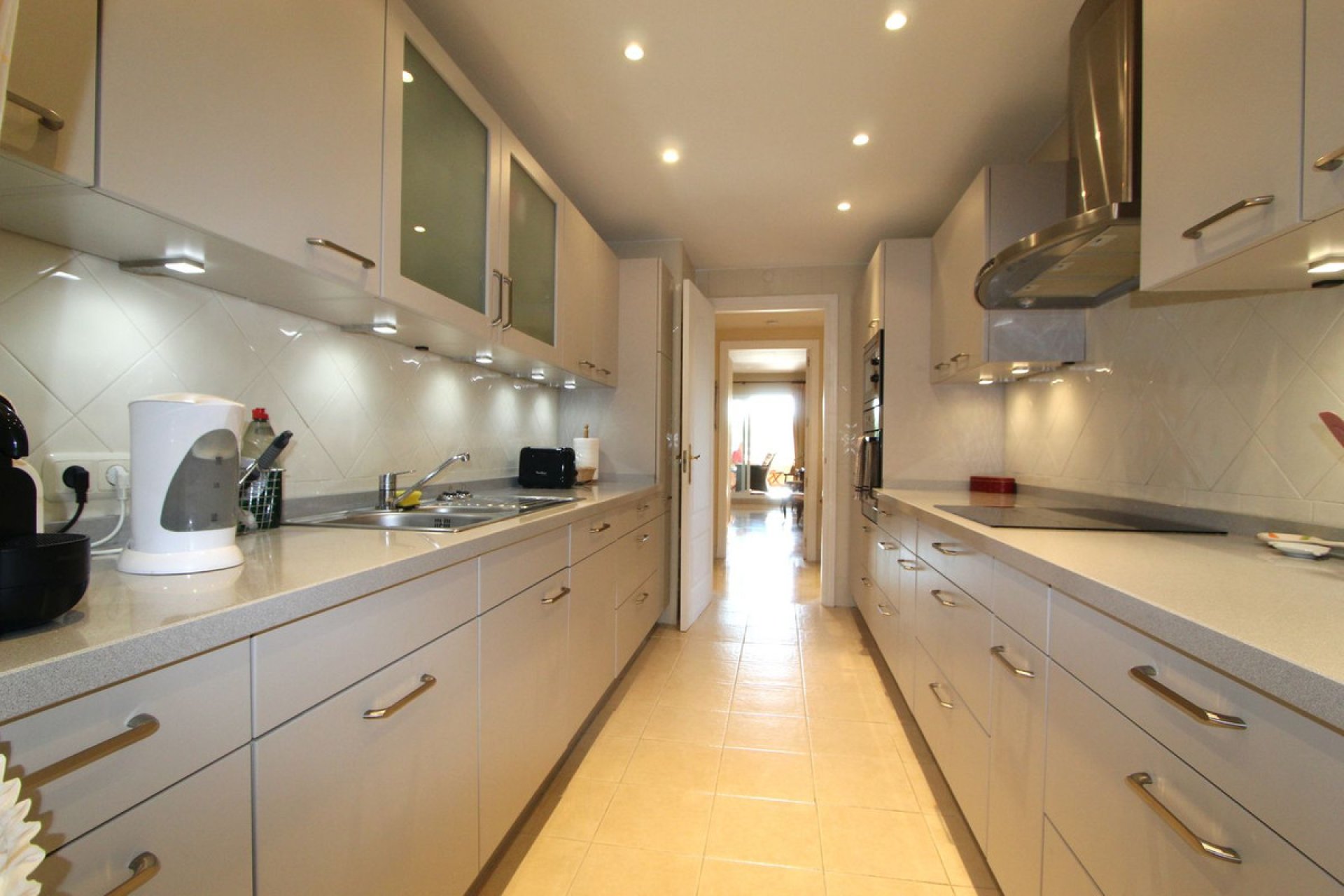 Resale - Apartment - Middle Floor Apartment - Marbella - Elviria