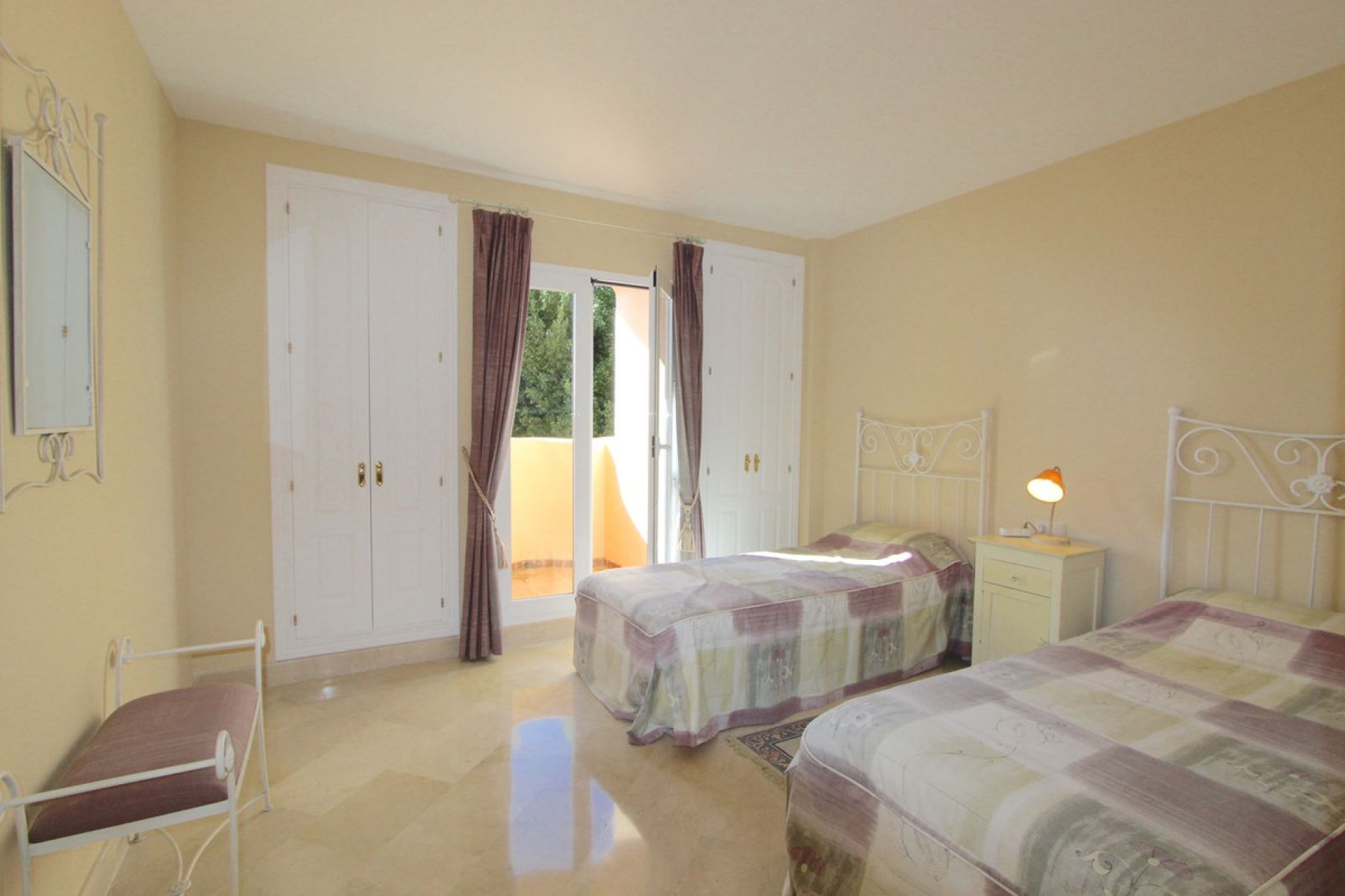 Resale - Apartment - Middle Floor Apartment - Marbella - Elviria