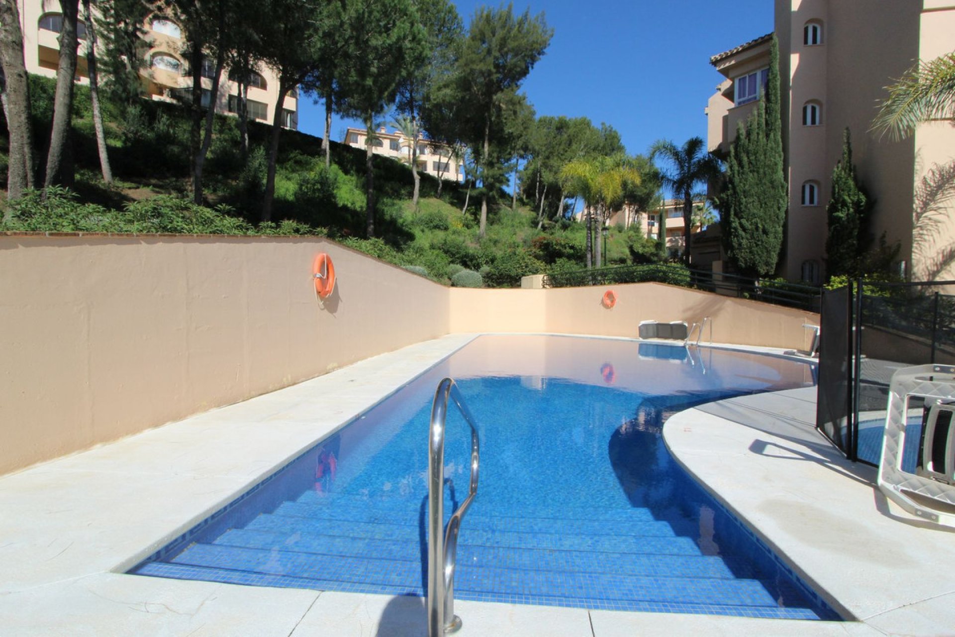 Resale - Apartment - Middle Floor Apartment - Marbella - Elviria