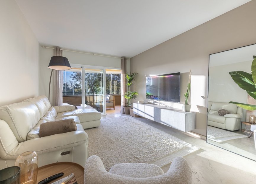 Resale - Apartment - Middle Floor Apartment - Marbella - Elviria