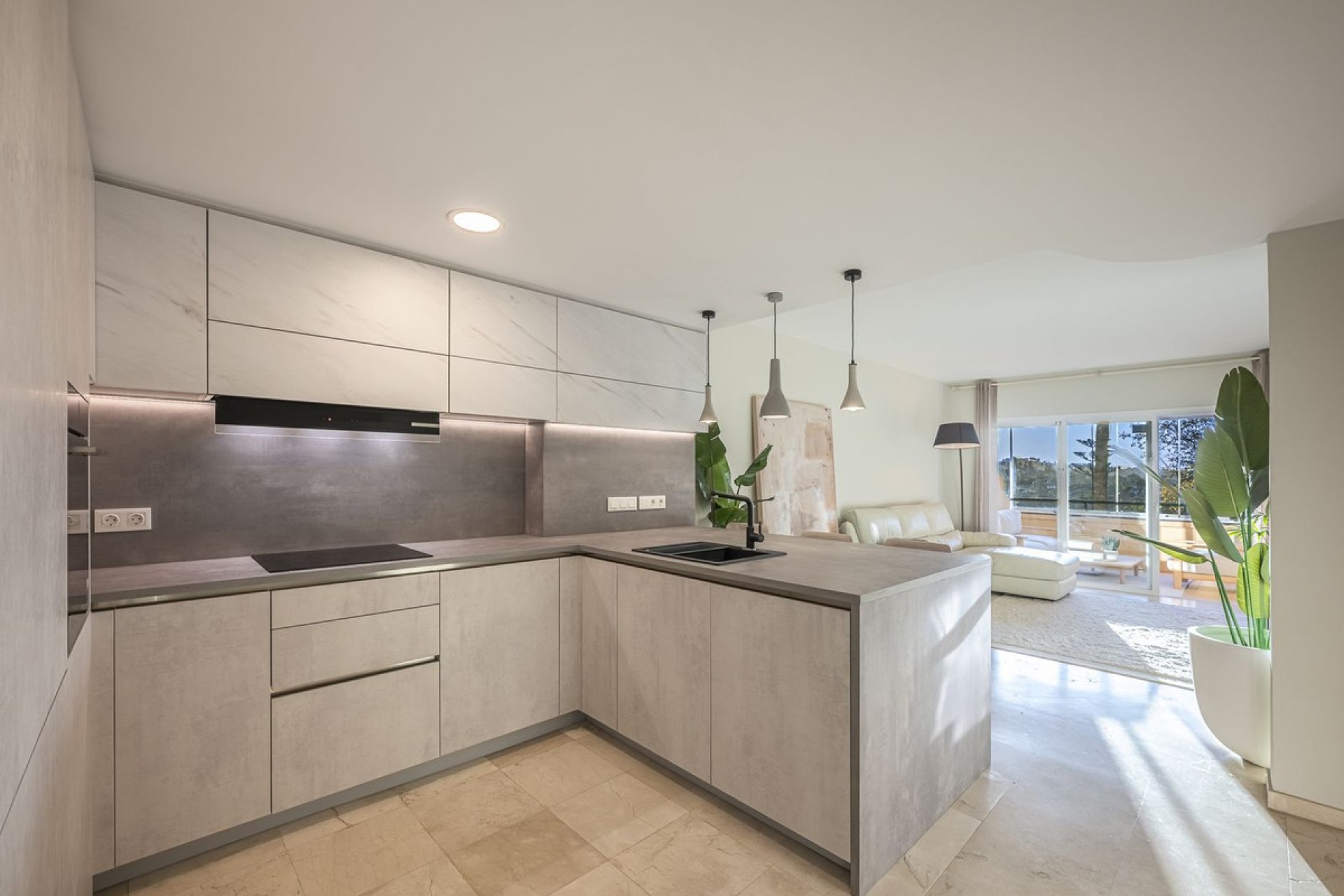 Resale - Apartment - Middle Floor Apartment - Marbella - Elviria