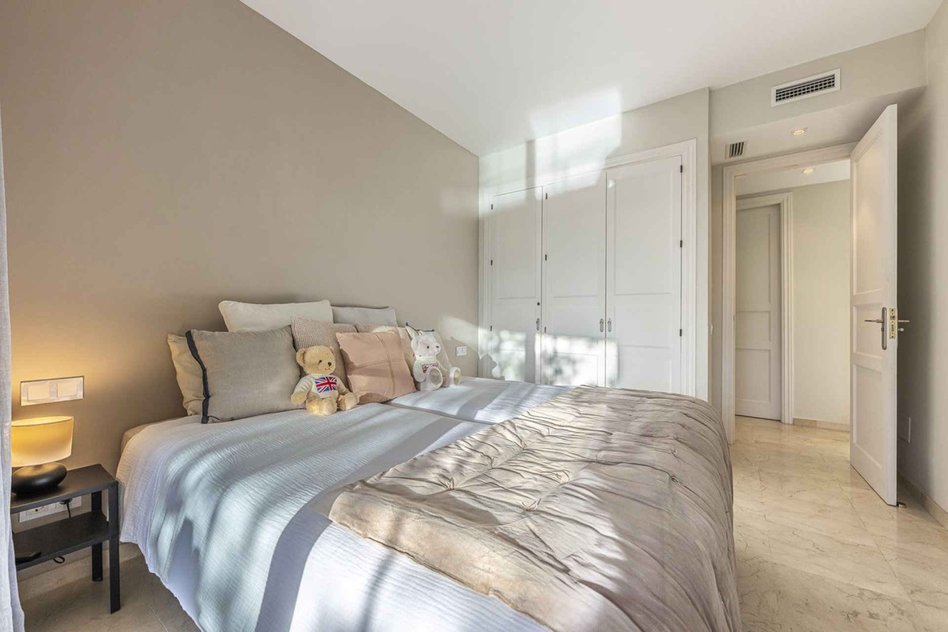 Resale - Apartment - Middle Floor Apartment - Marbella - Elviria