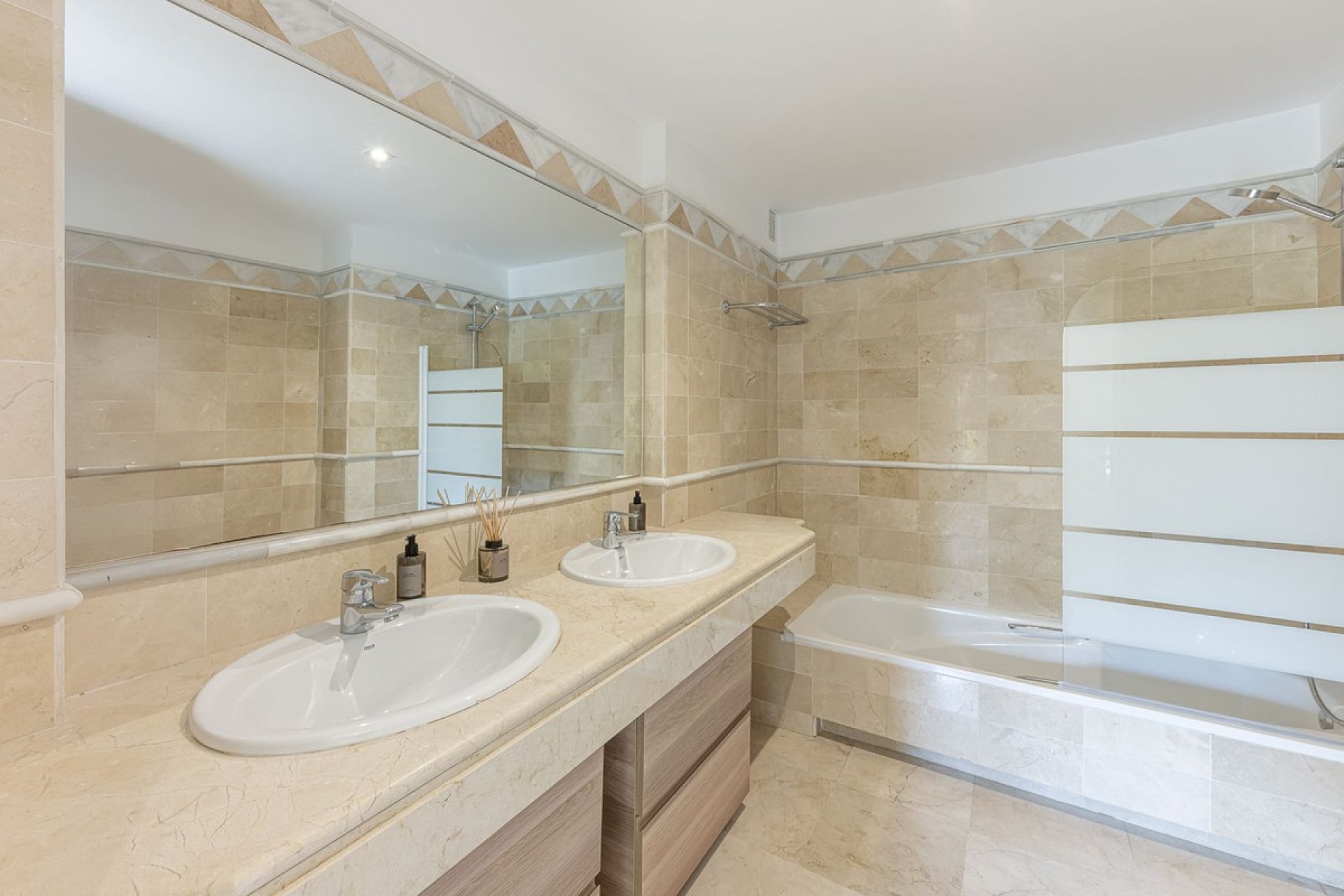 Resale - Apartment - Middle Floor Apartment - Marbella - Elviria