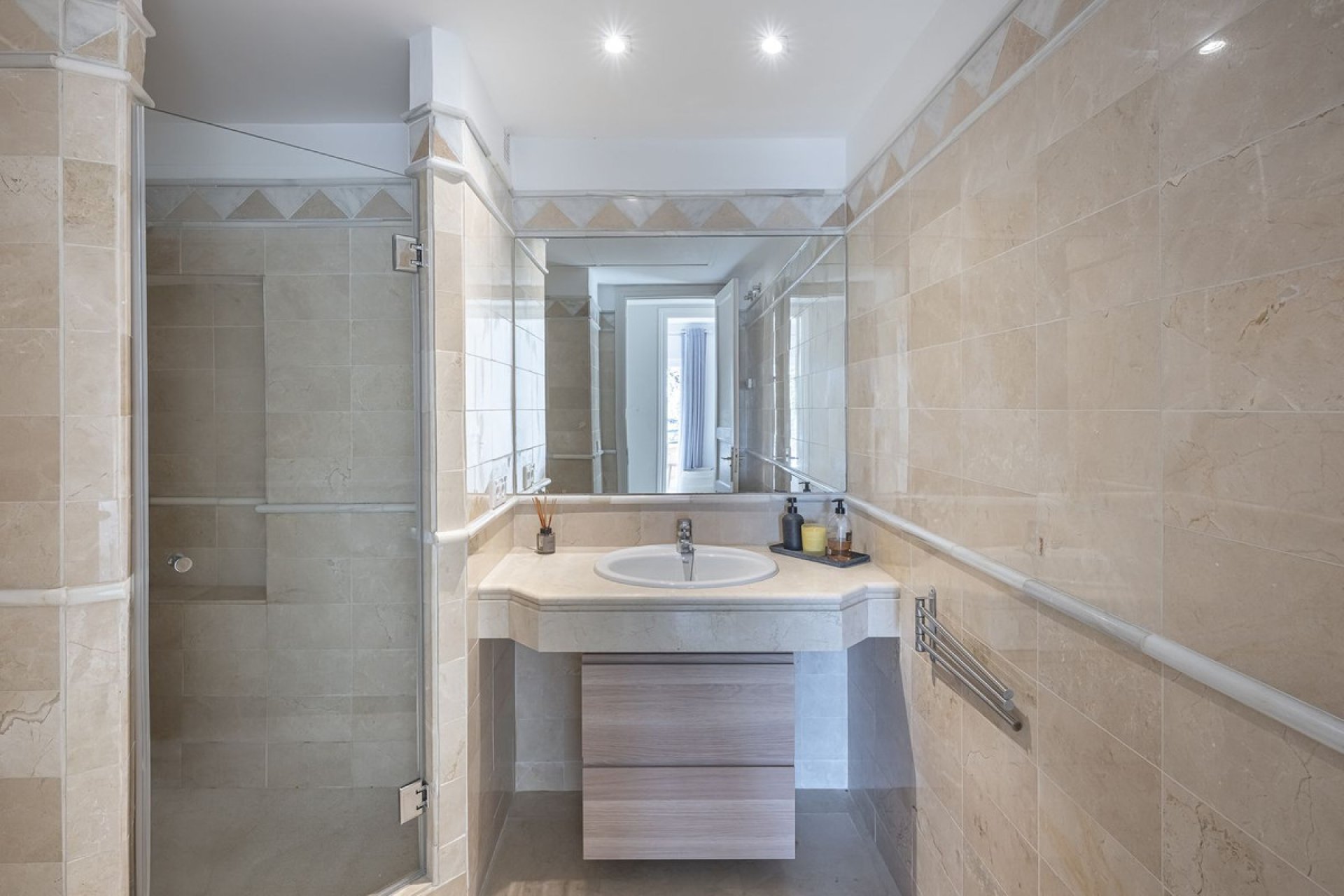 Resale - Apartment - Middle Floor Apartment - Marbella - Elviria