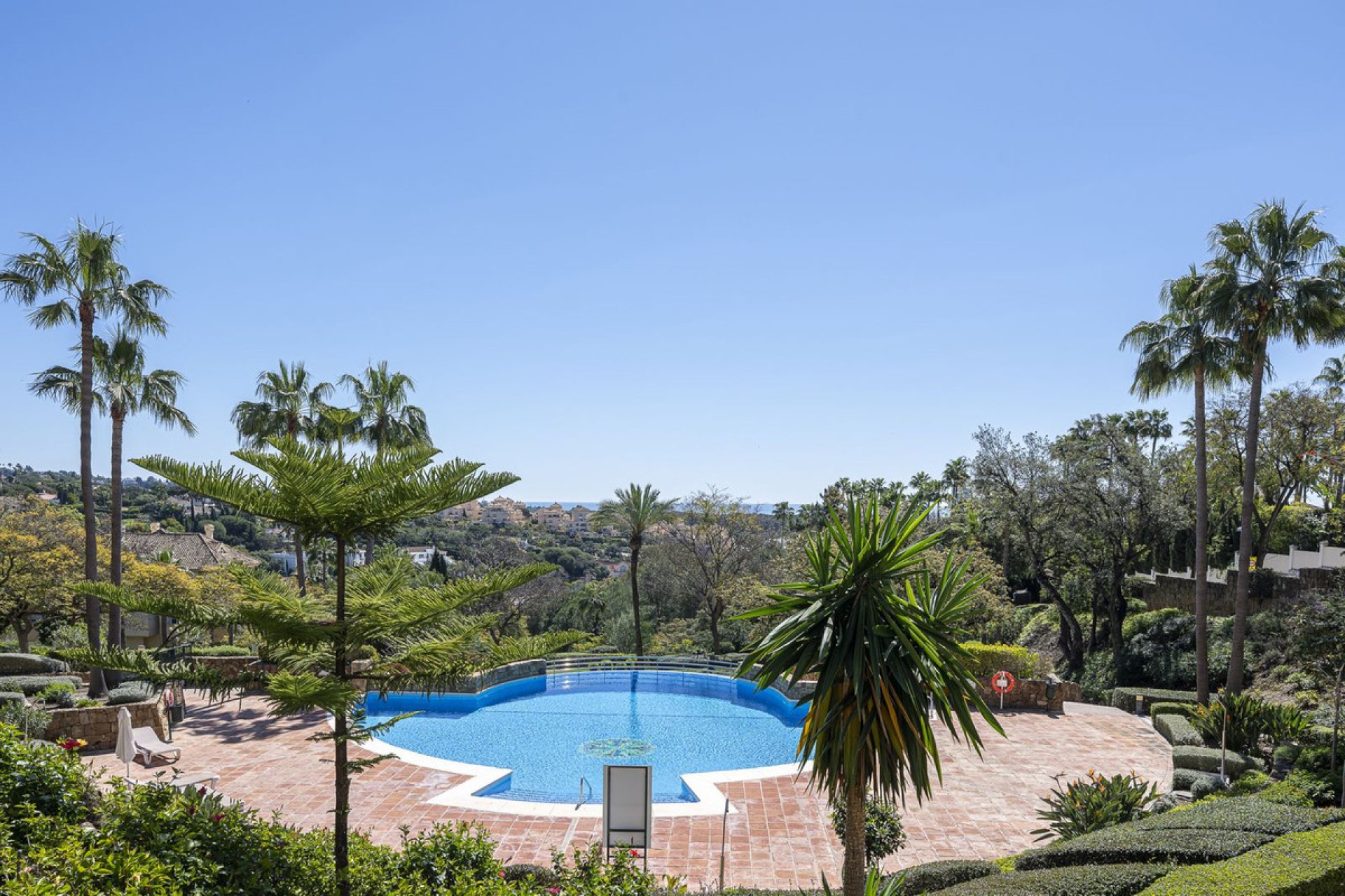 Resale - Apartment - Middle Floor Apartment - Marbella - Elviria
