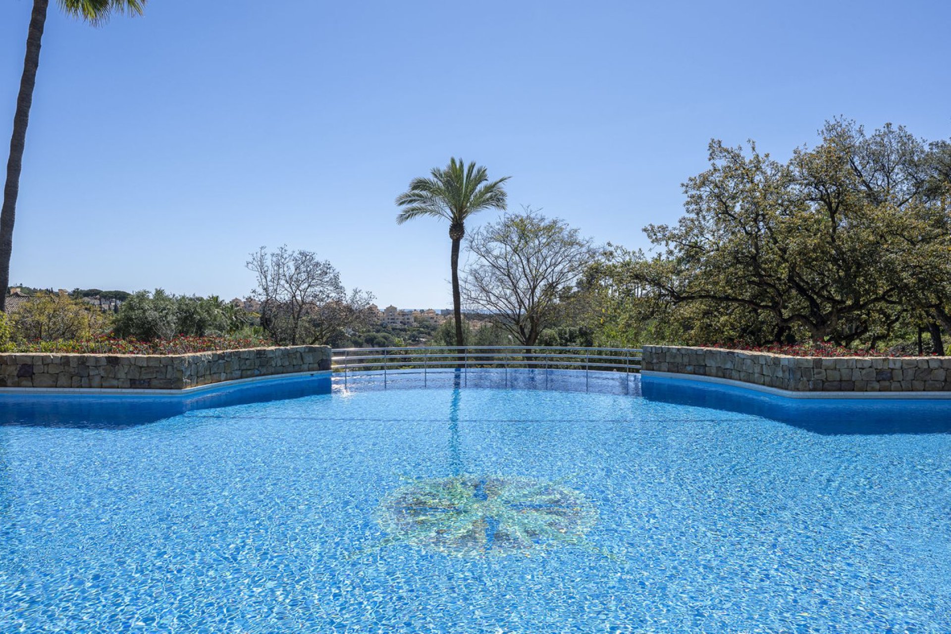 Resale - Apartment - Middle Floor Apartment - Marbella - Elviria