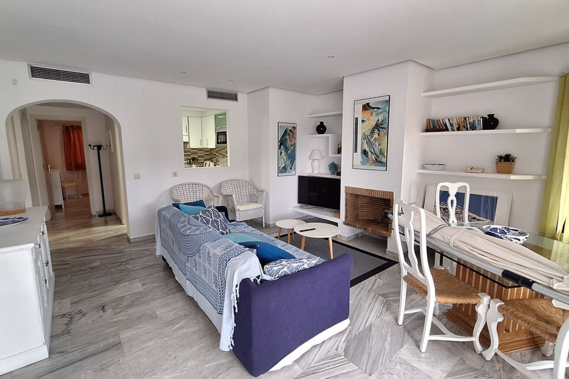 Resale - Apartment - Middle Floor Apartment - Marbella - Elviria