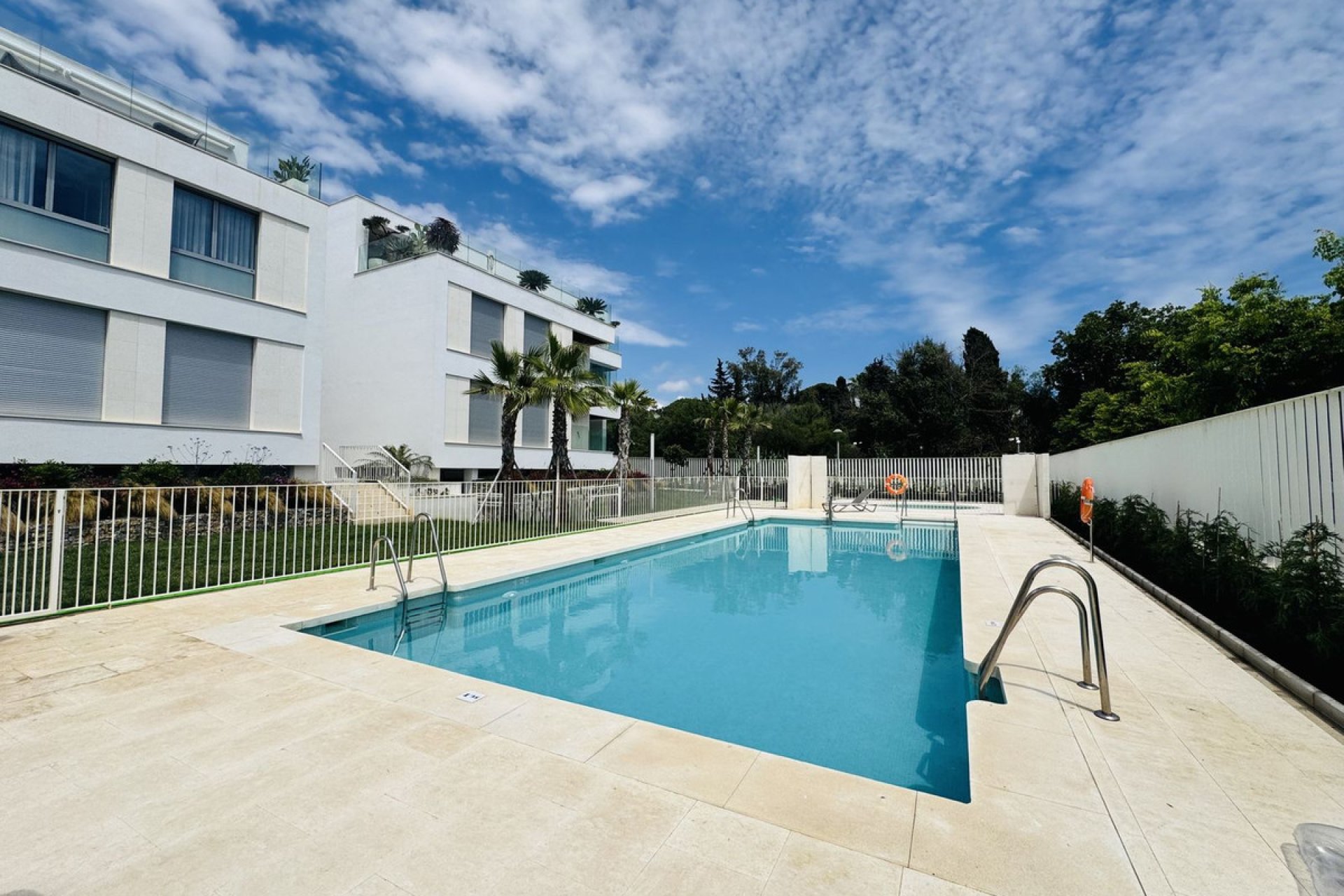 Resale - Apartment - Middle Floor Apartment - Marbella - Elviria