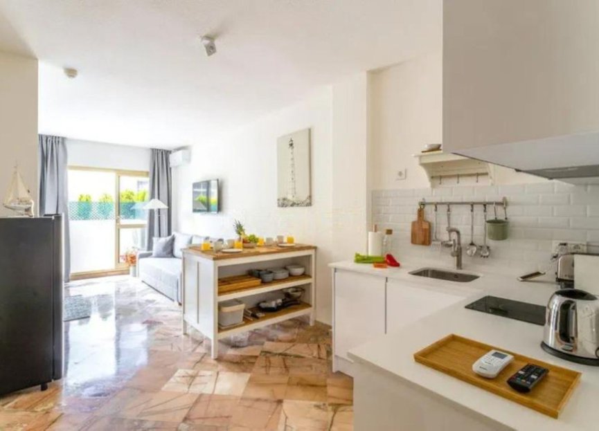 Resale - Apartment - Middle Floor Apartment - Marbella - Elviria