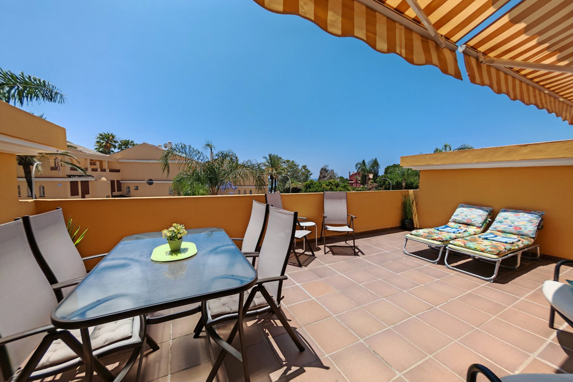 Resale - Apartment - Middle Floor Apartment - Marbella - Elviria