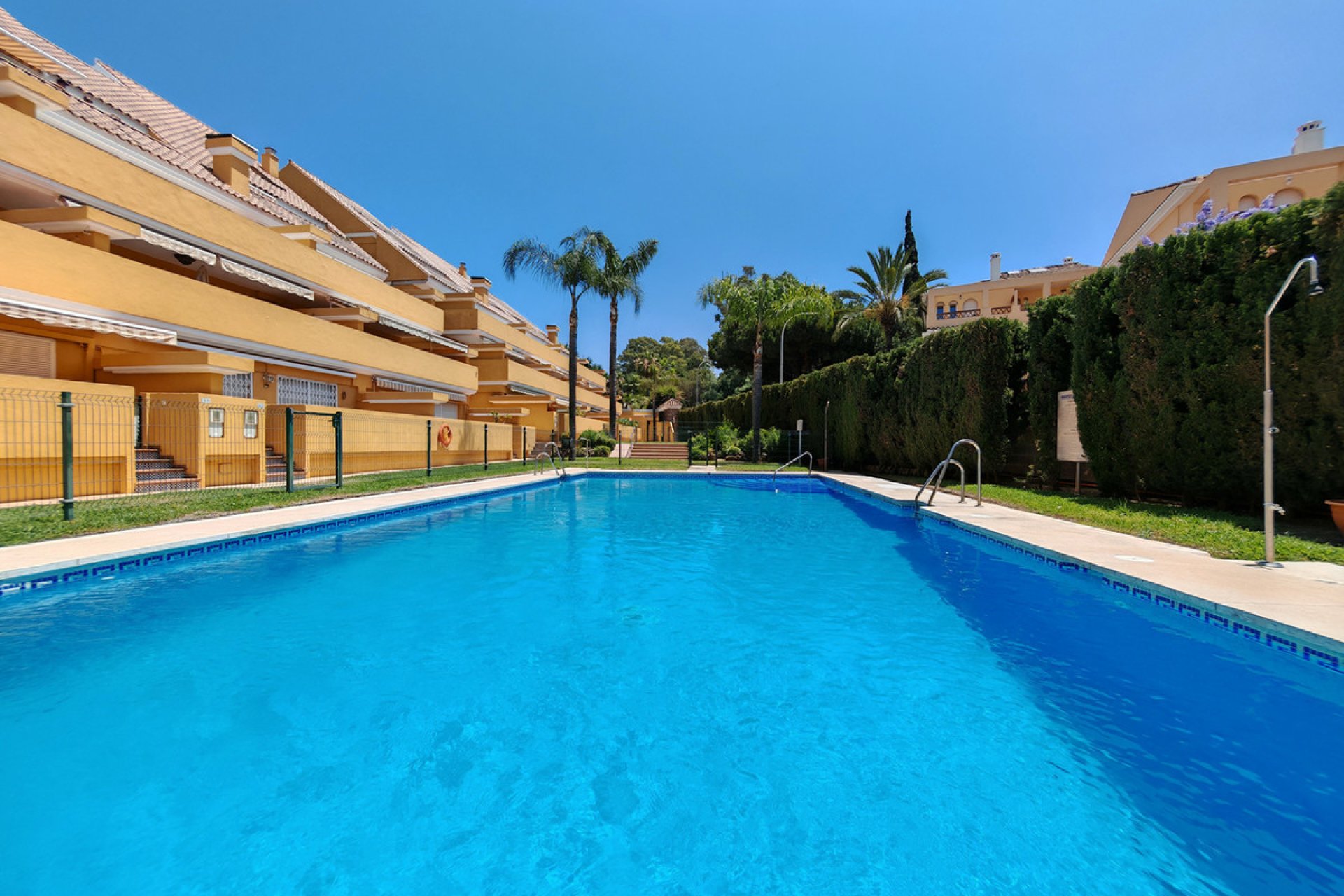 Resale - Apartment - Middle Floor Apartment - Marbella - Elviria