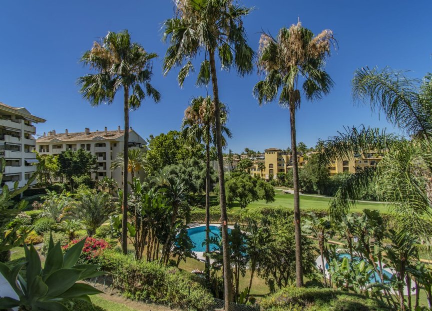 Resale - Apartment - Middle Floor Apartment - Marbella - Guadalmina Alta