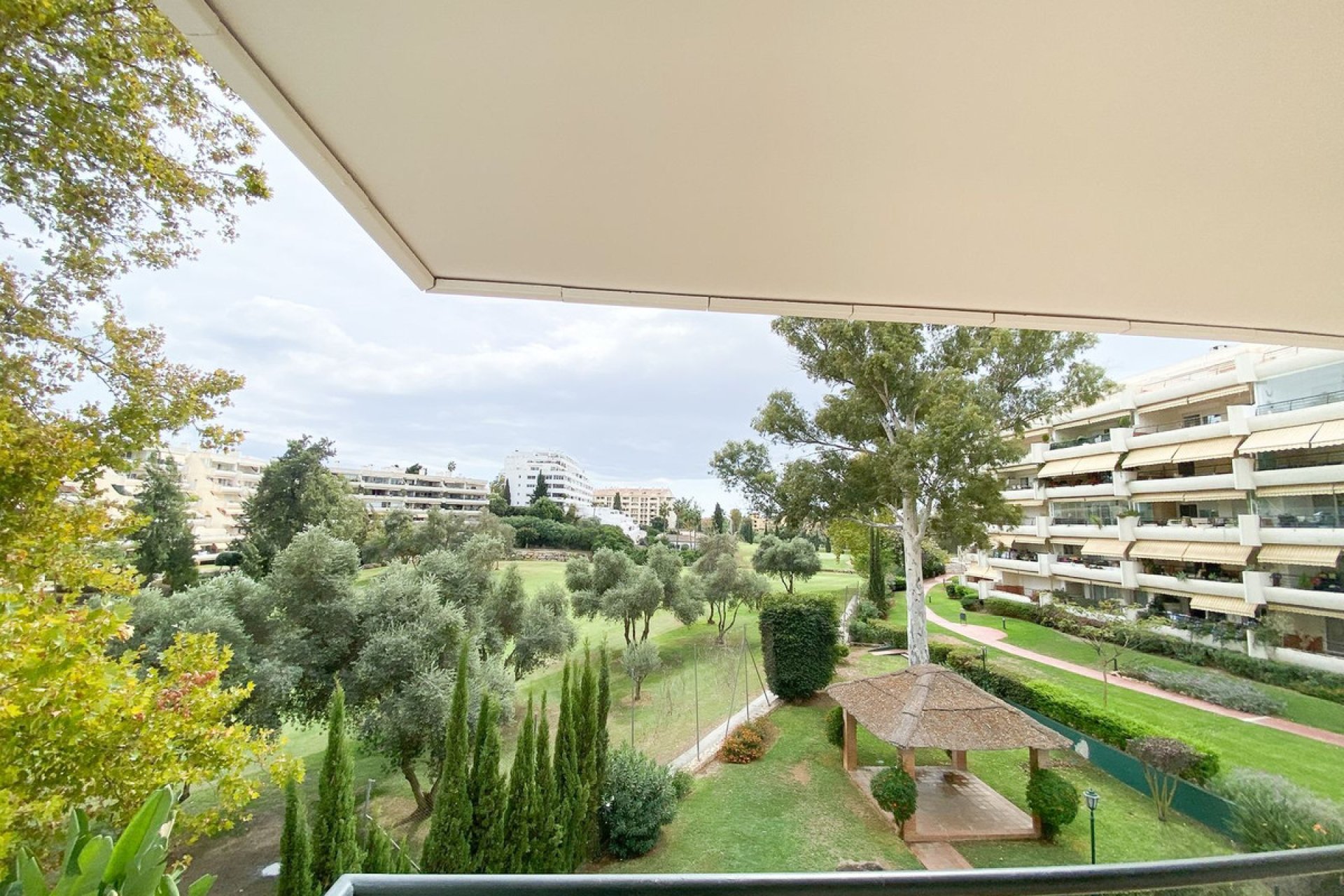 Resale - Apartment - Middle Floor Apartment - Marbella - Guadalmina Alta