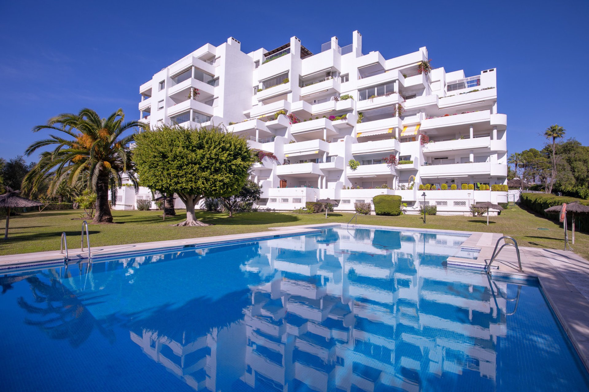 Resale - Apartment - Middle Floor Apartment - Marbella - Guadalmina Alta