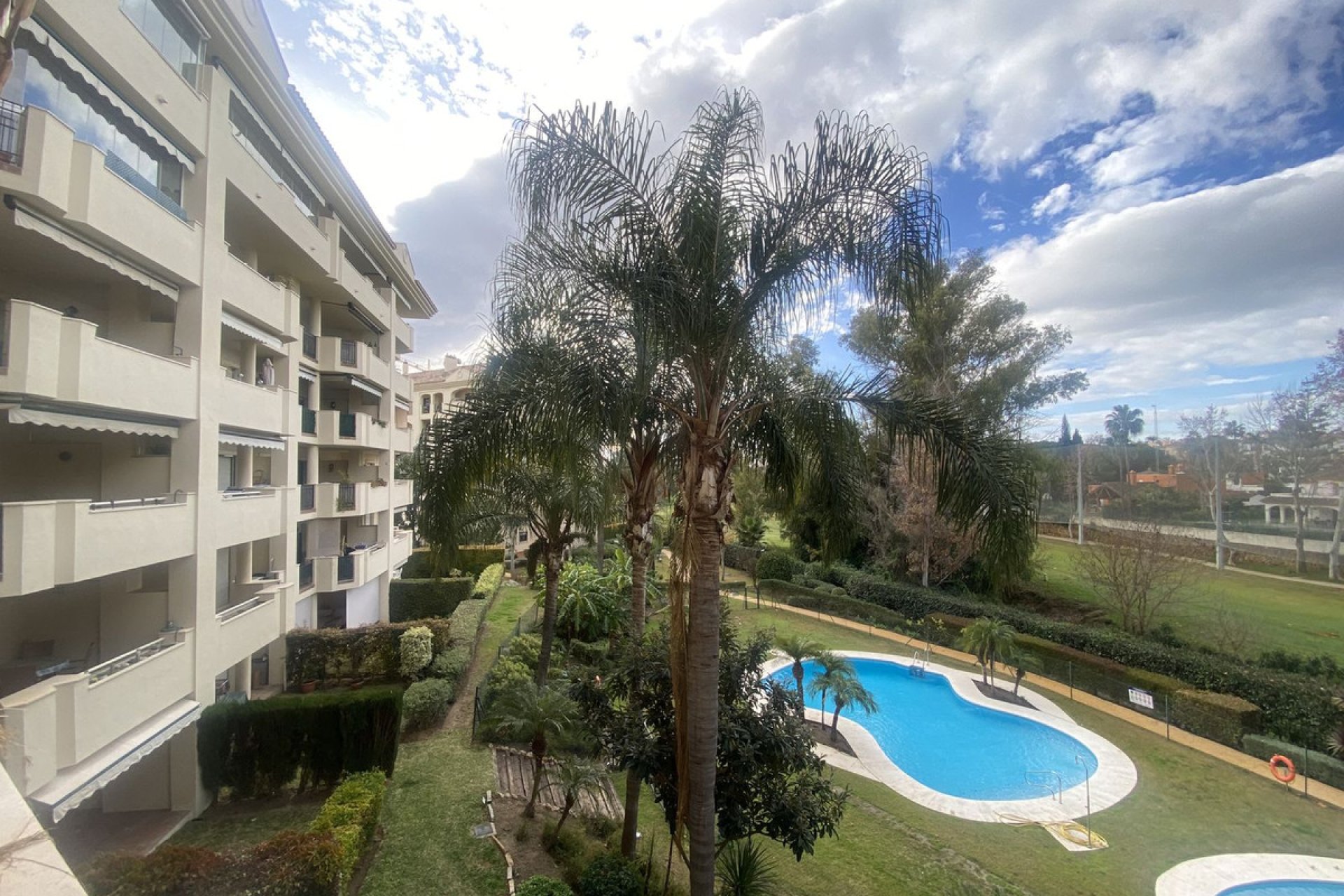 Resale - Apartment - Middle Floor Apartment - Marbella - Guadalmina Alta