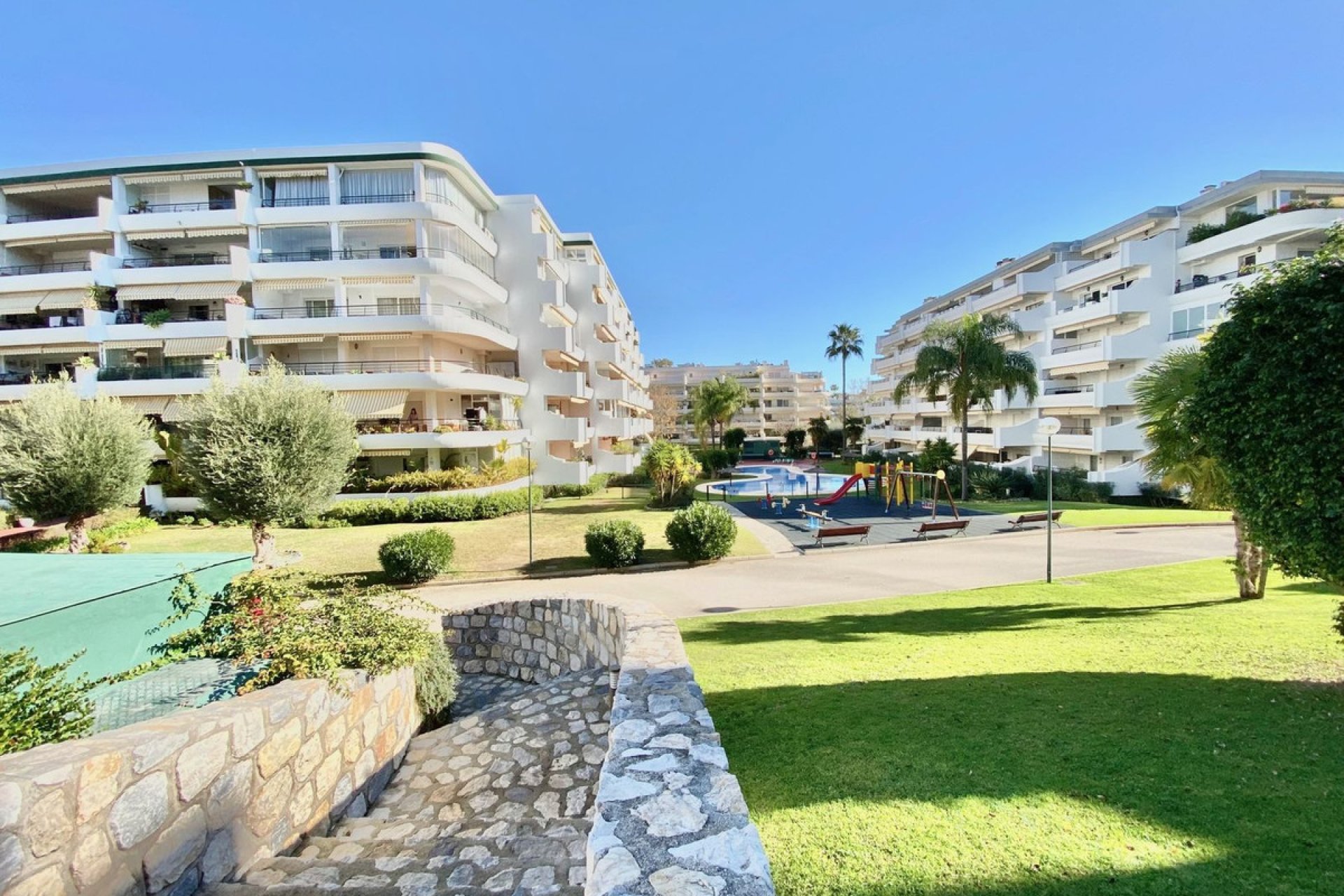 Resale - Apartment - Middle Floor Apartment - Marbella - Guadalmina Alta