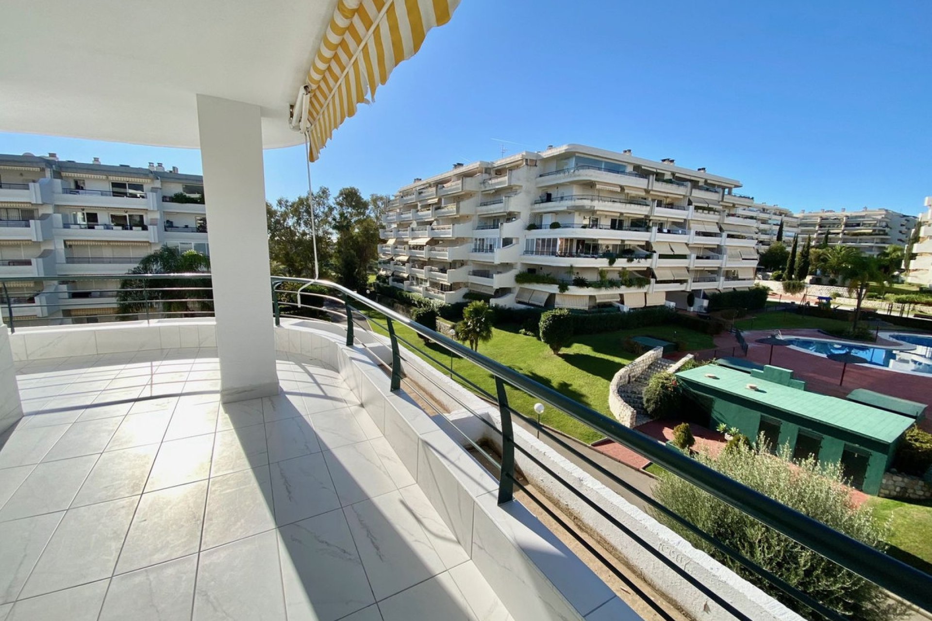 Resale - Apartment - Middle Floor Apartment - Marbella - Guadalmina Alta