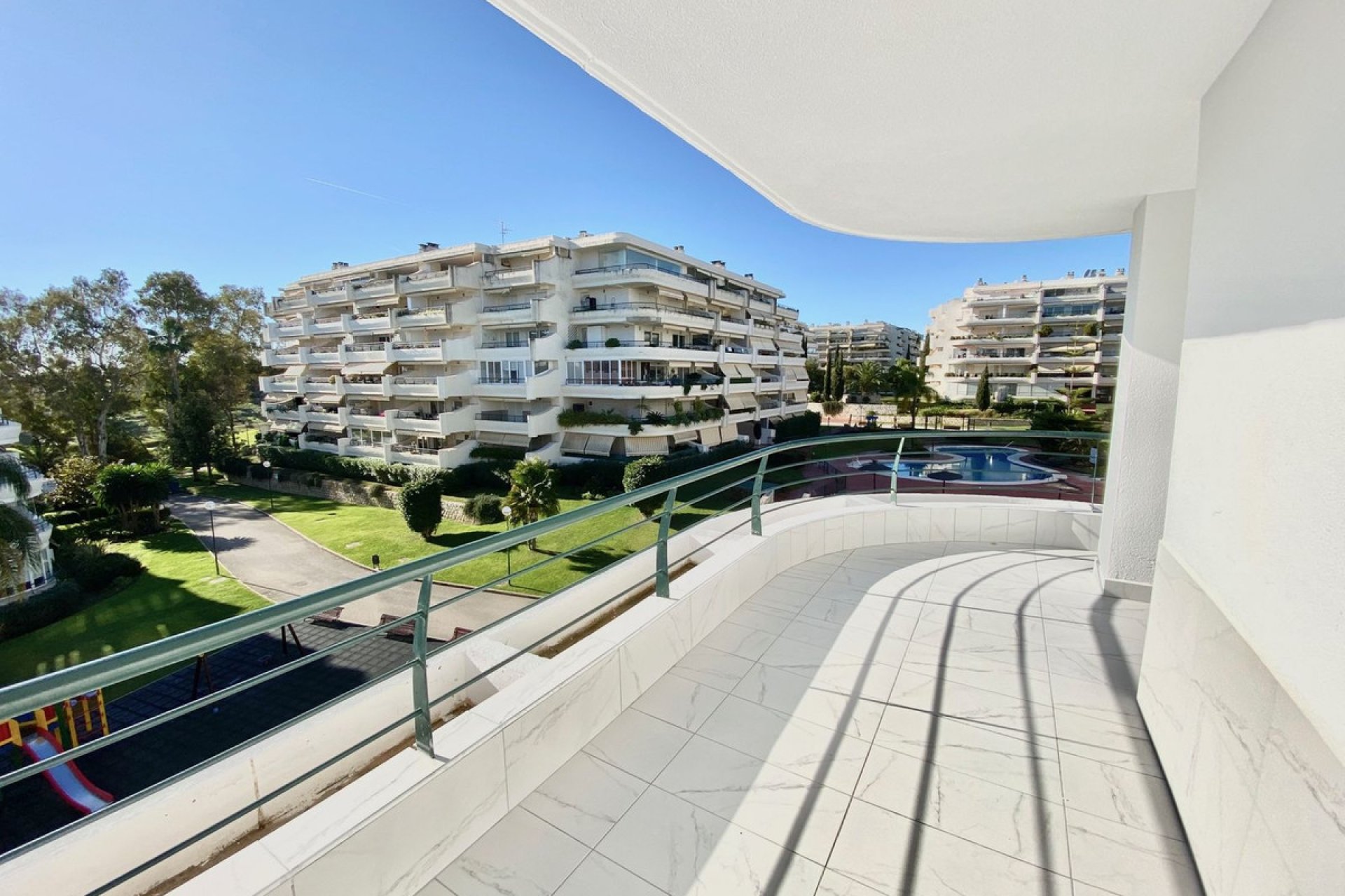 Resale - Apartment - Middle Floor Apartment - Marbella - Guadalmina Alta