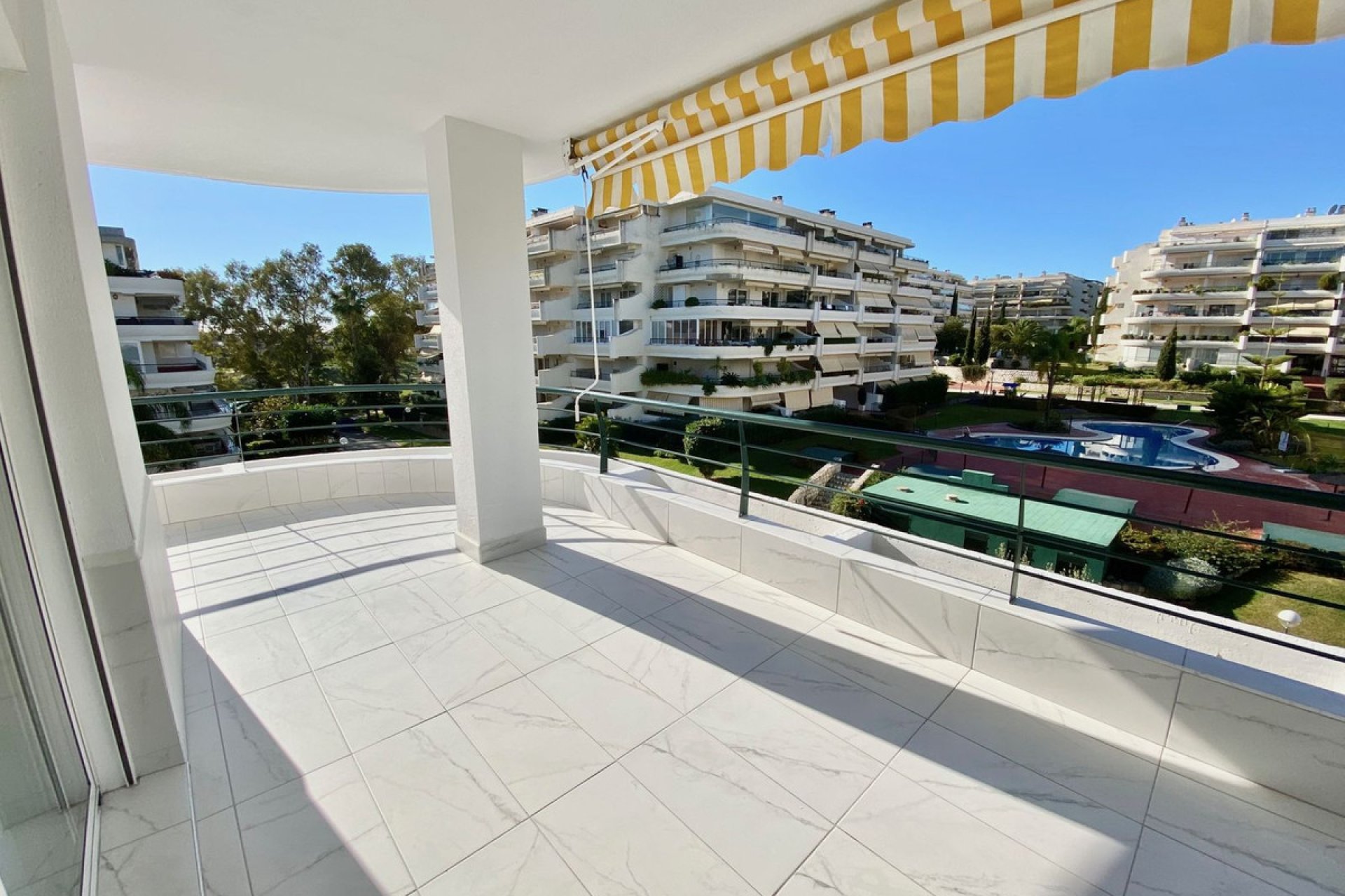 Resale - Apartment - Middle Floor Apartment - Marbella - Guadalmina Alta