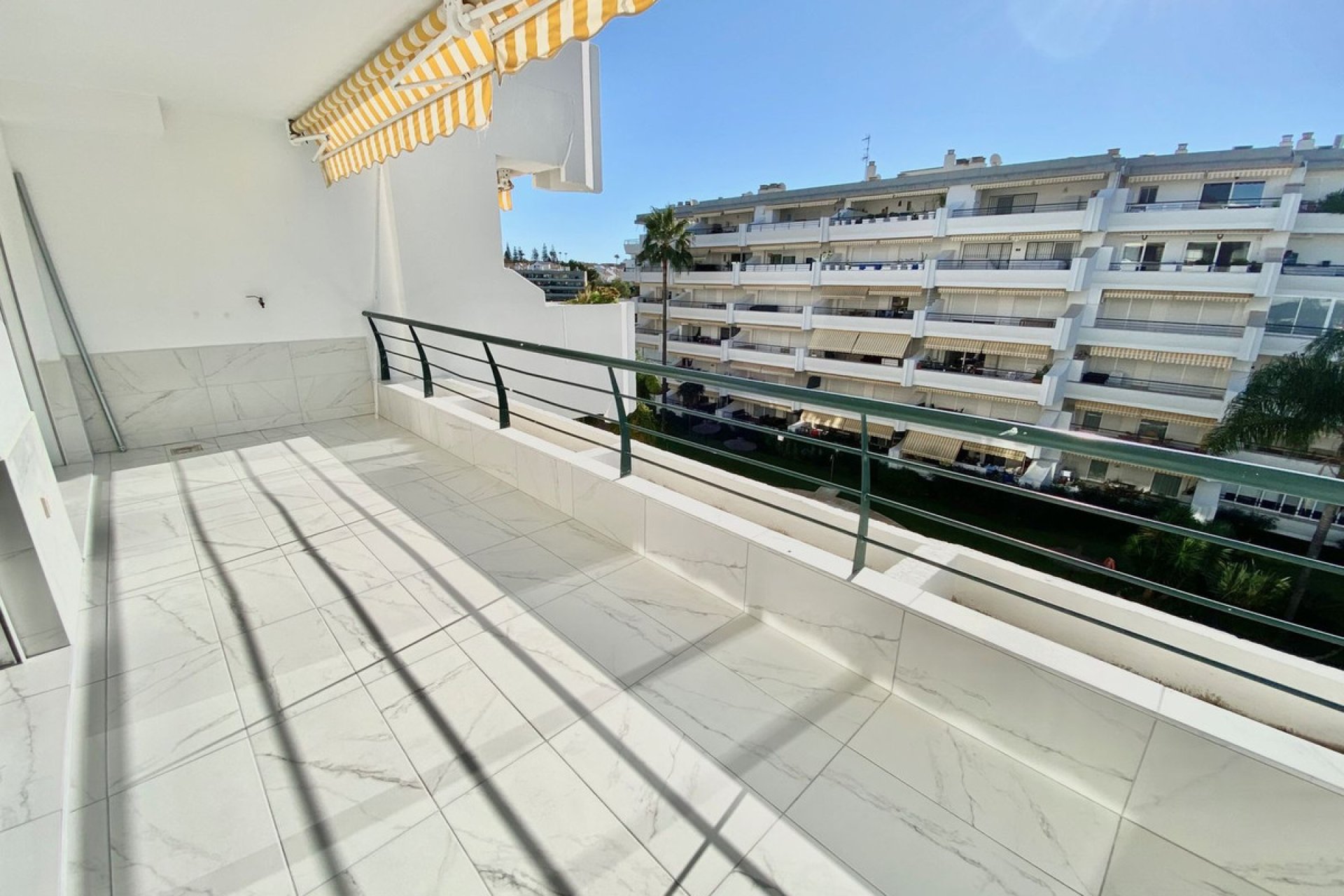 Resale - Apartment - Middle Floor Apartment - Marbella - Guadalmina Alta