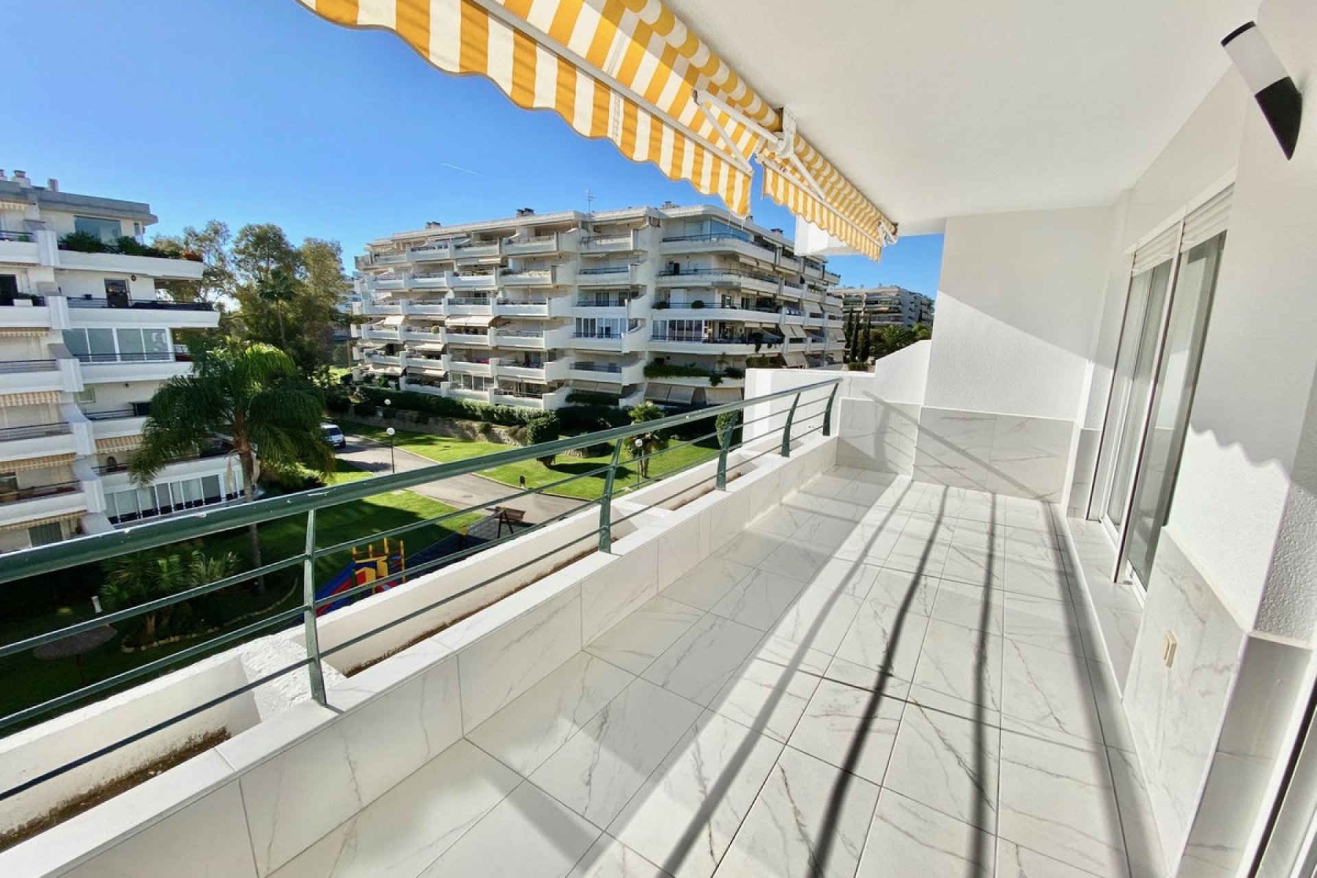 Resale - Apartment - Middle Floor Apartment - Marbella - Guadalmina Alta