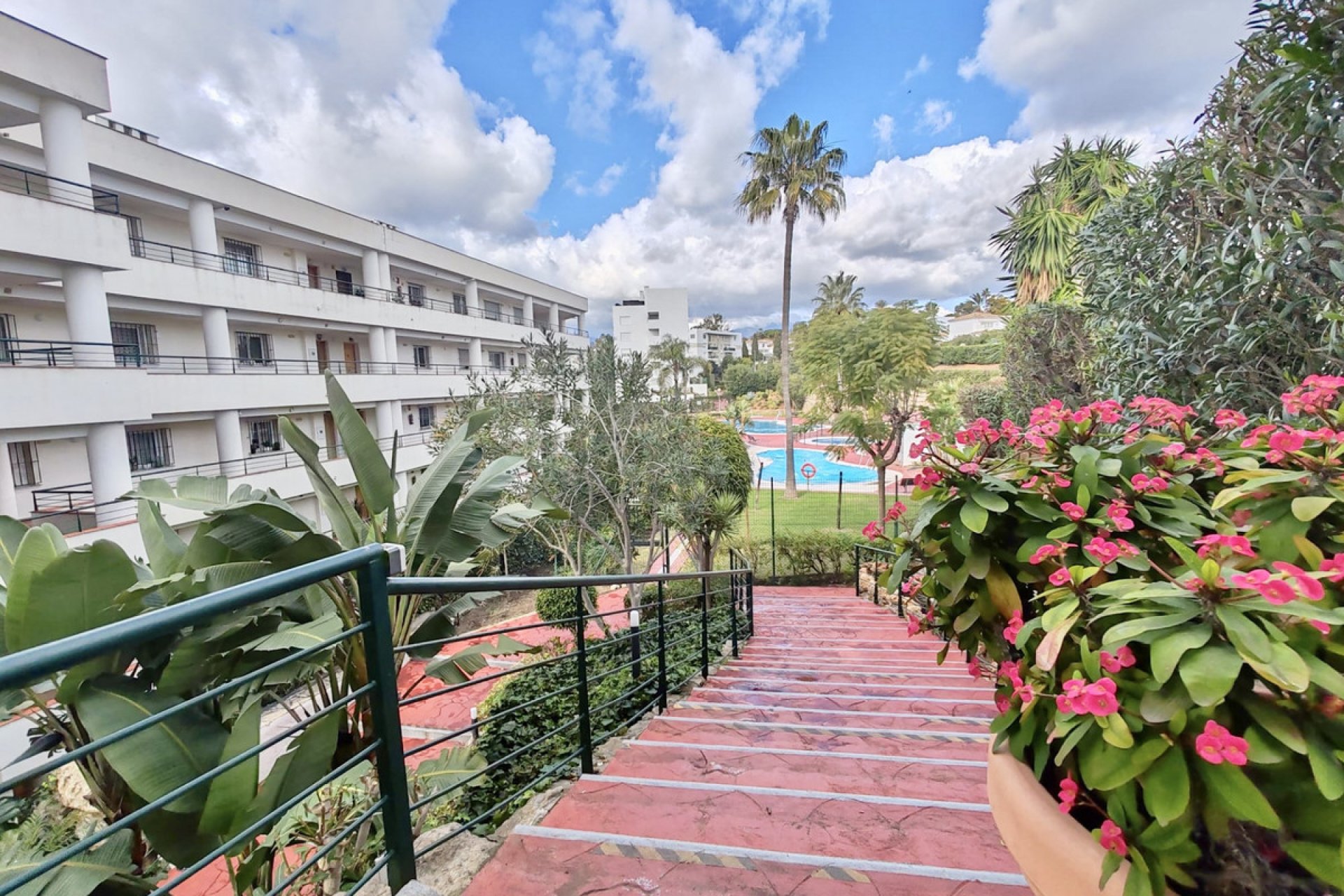 Resale - Apartment - Middle Floor Apartment - Marbella - Guadalmina Alta