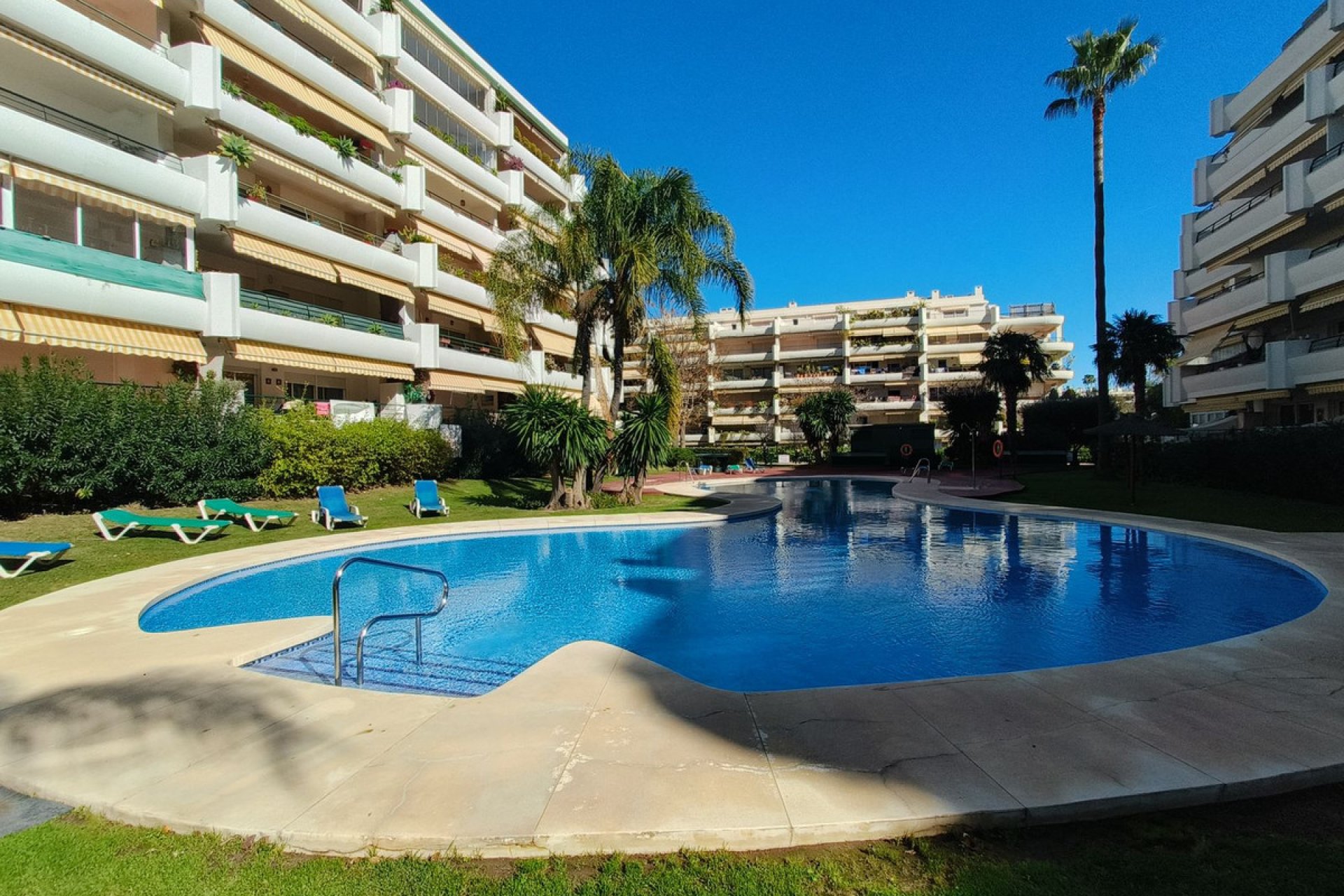 Resale - Apartment - Middle Floor Apartment - Marbella - Guadalmina Alta