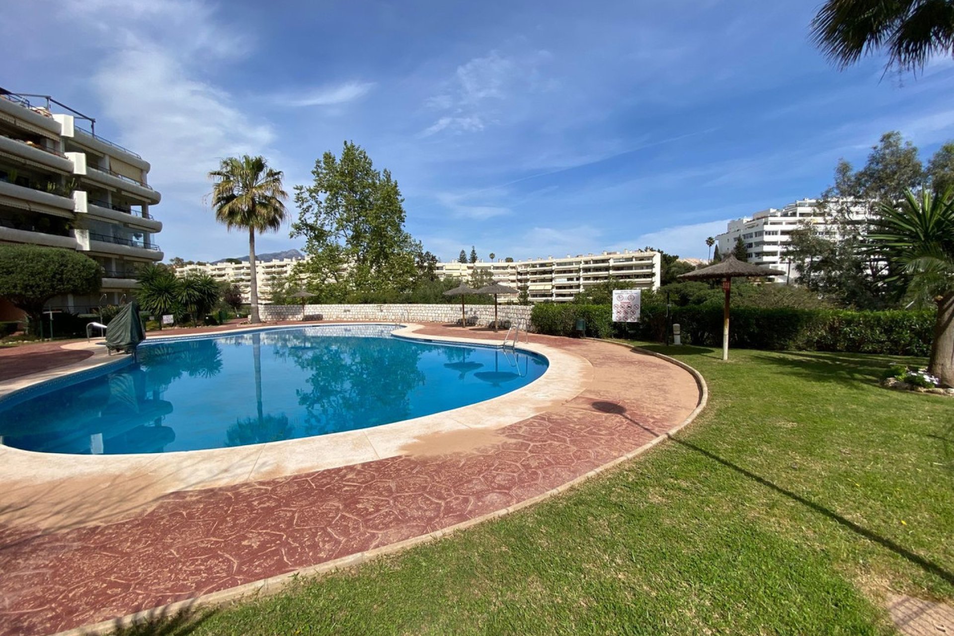 Resale - Apartment - Middle Floor Apartment - Marbella - Guadalmina Alta