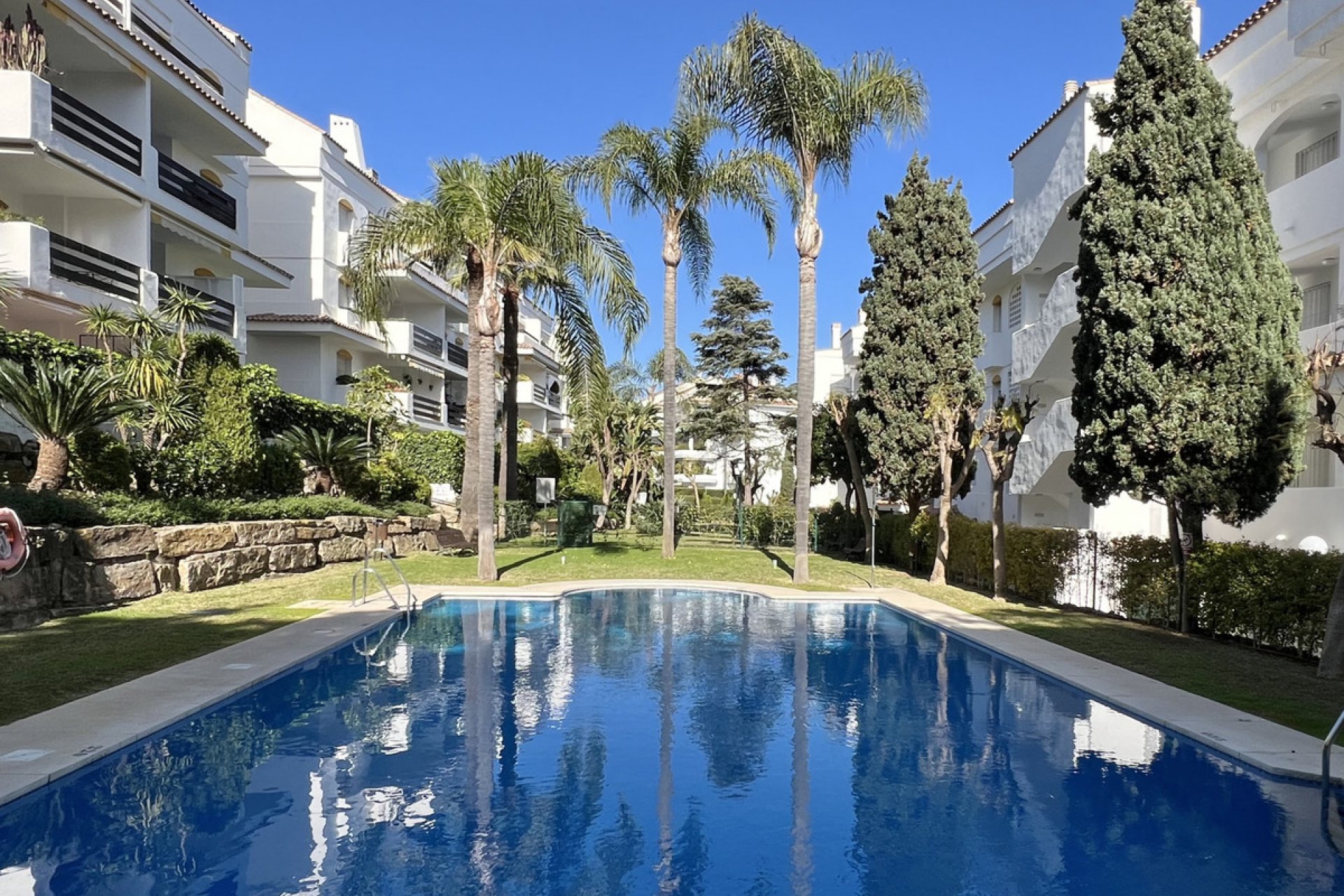 Resale - Apartment - Middle Floor Apartment - Marbella - Guadalmina Baja