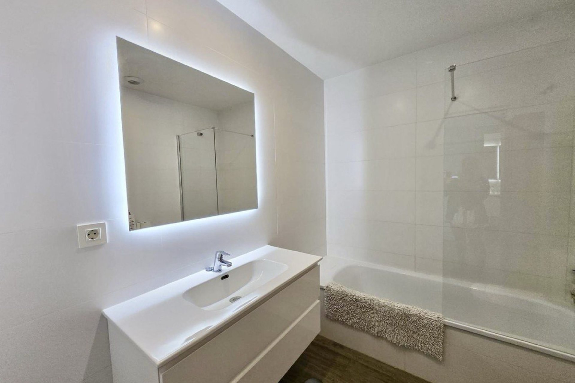 Resale - Apartment - Middle Floor Apartment - Marbella - La Campana