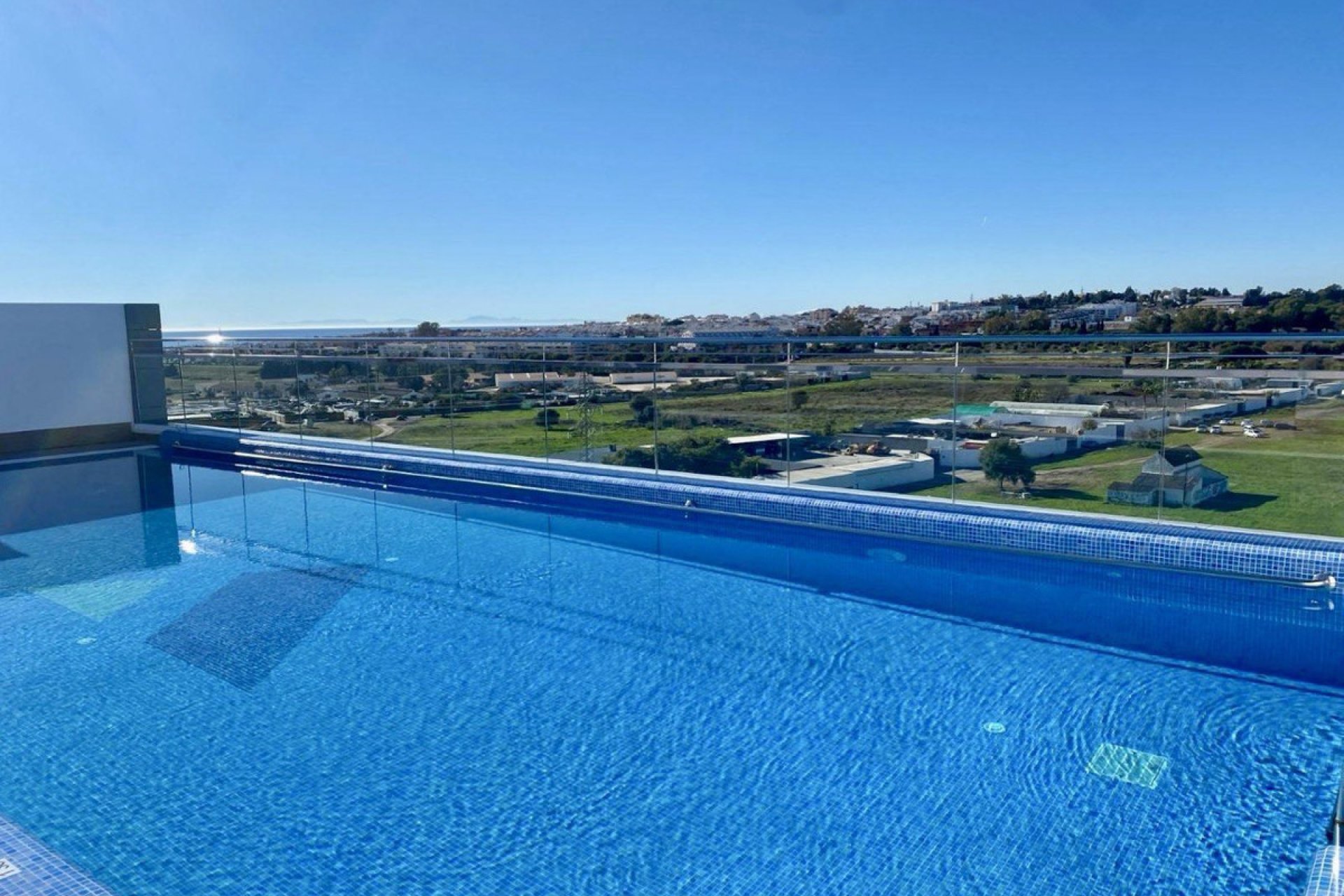 Resale - Apartment - Middle Floor Apartment - Marbella - La Campana