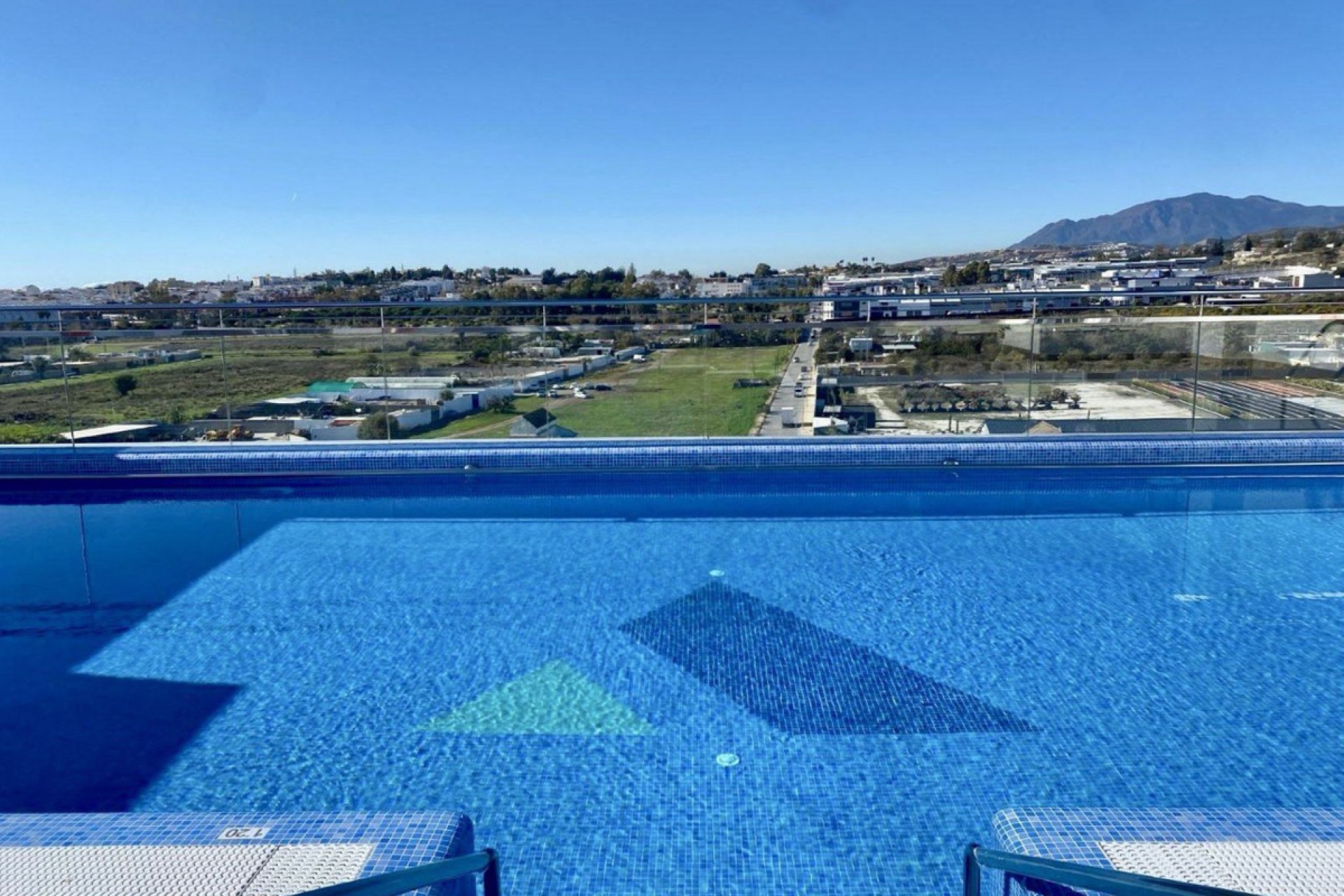 Resale - Apartment - Middle Floor Apartment - Marbella - La Campana