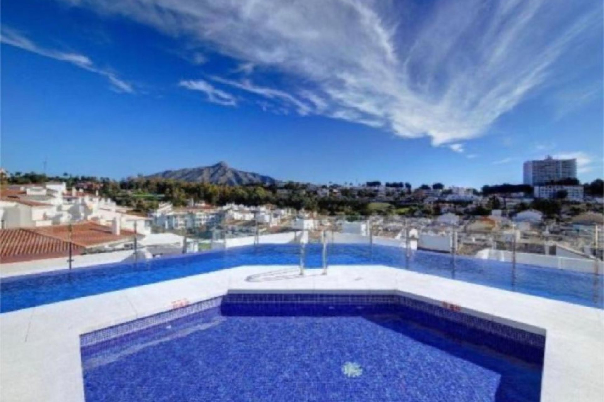 Resale - Apartment - Middle Floor Apartment - Marbella - La Campana