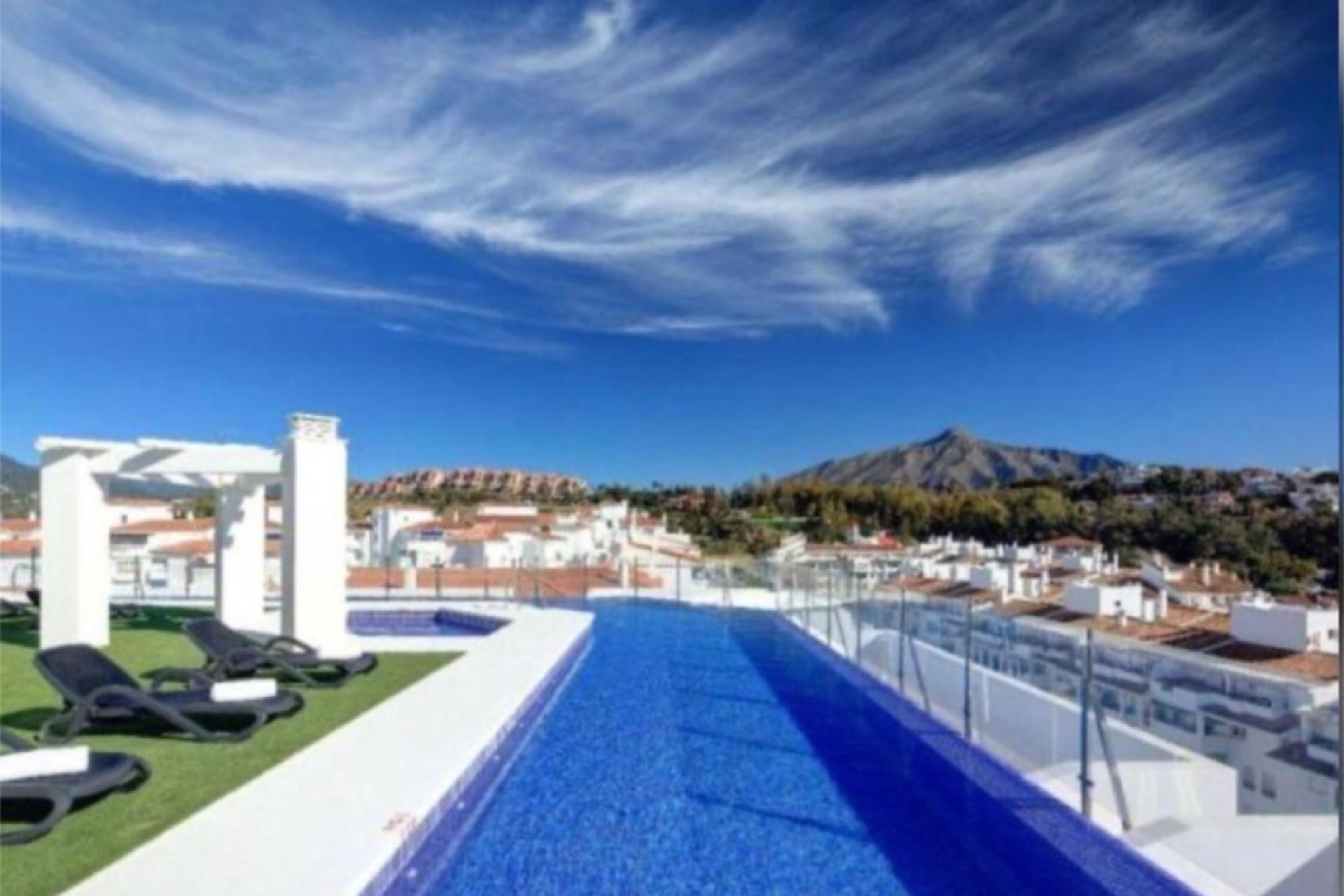 Resale - Apartment - Middle Floor Apartment - Marbella - La Campana