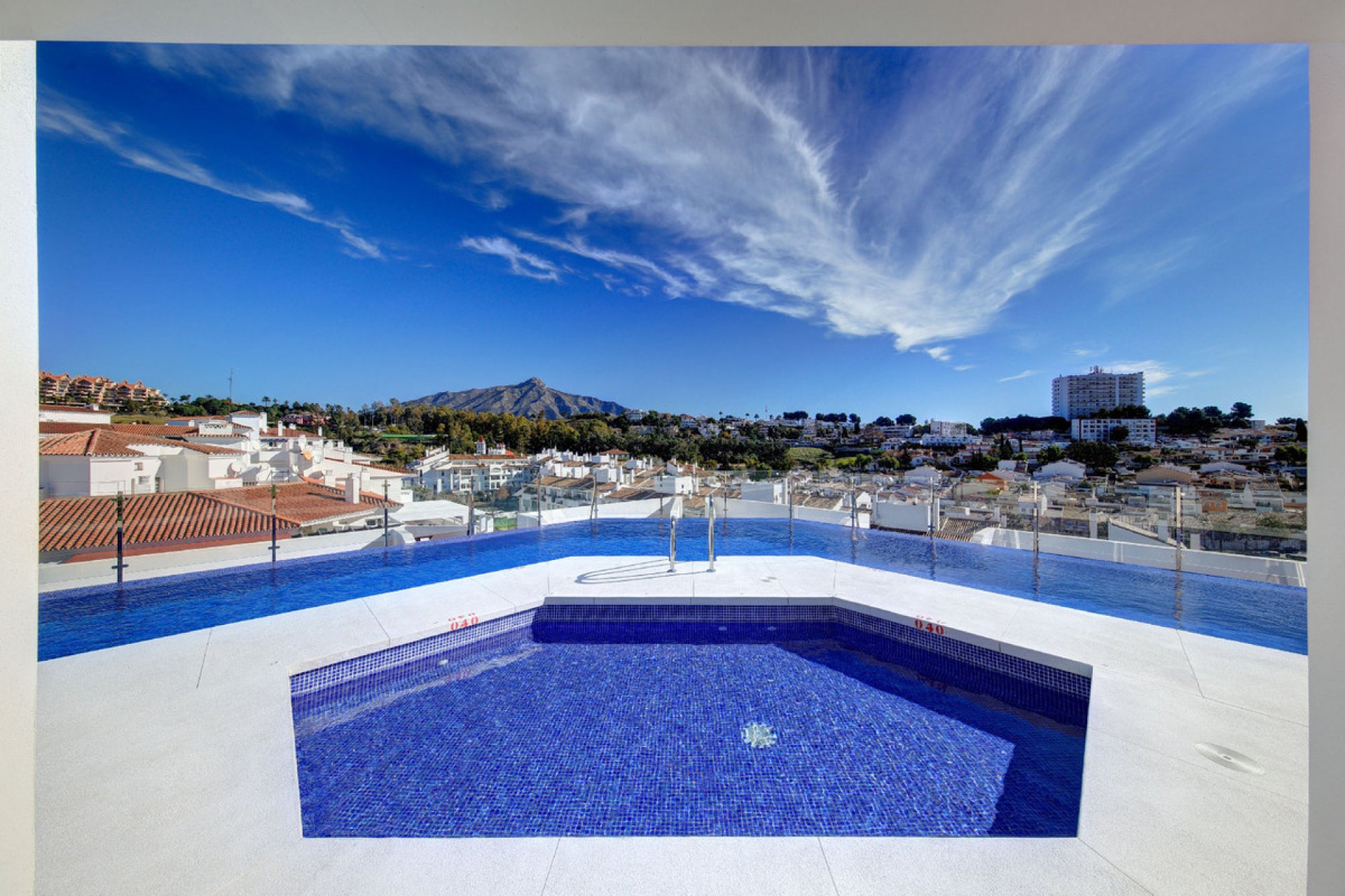 Resale - Apartment - Middle Floor Apartment - Marbella - La Campana