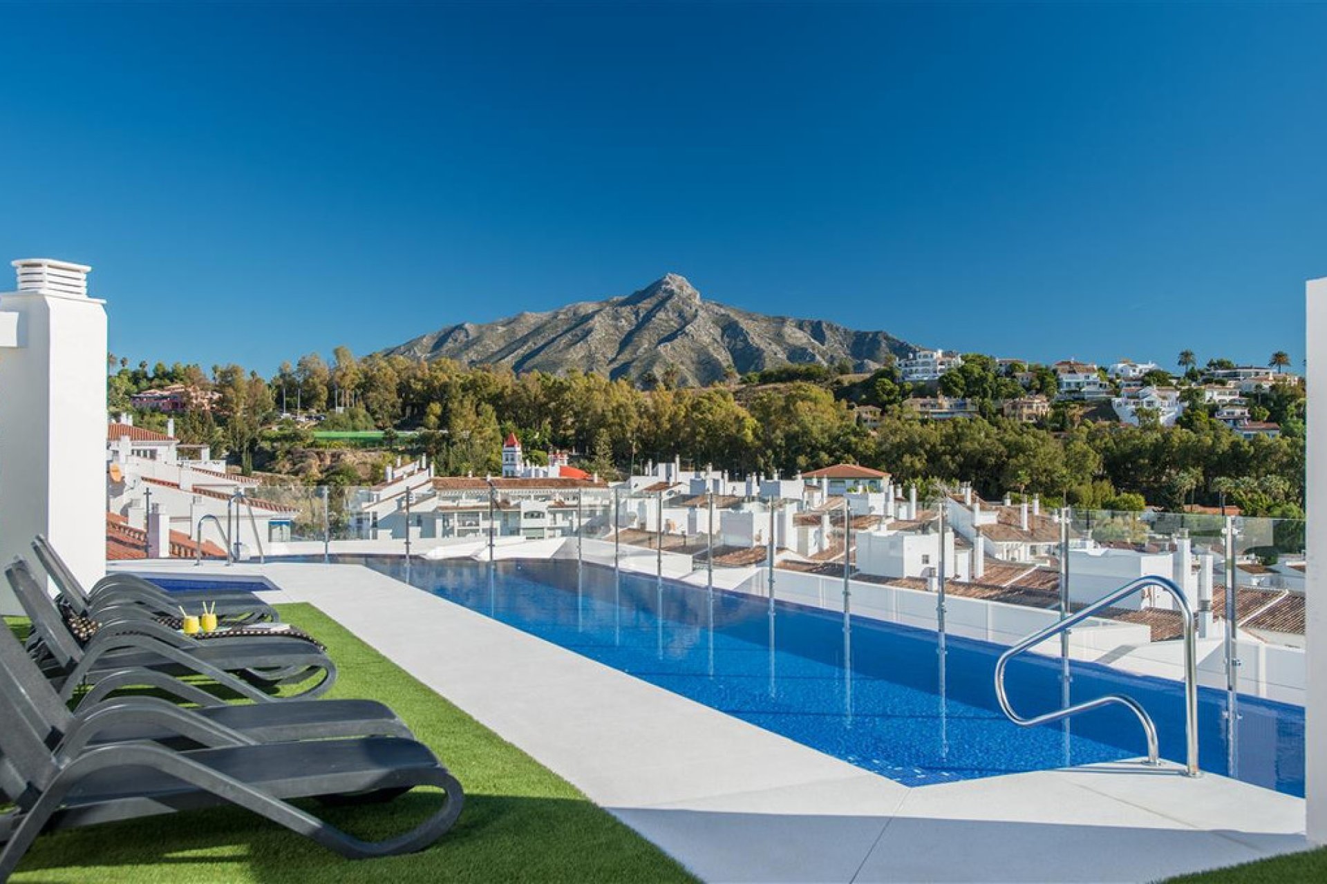 Resale - Apartment - Middle Floor Apartment - Marbella - La Campana